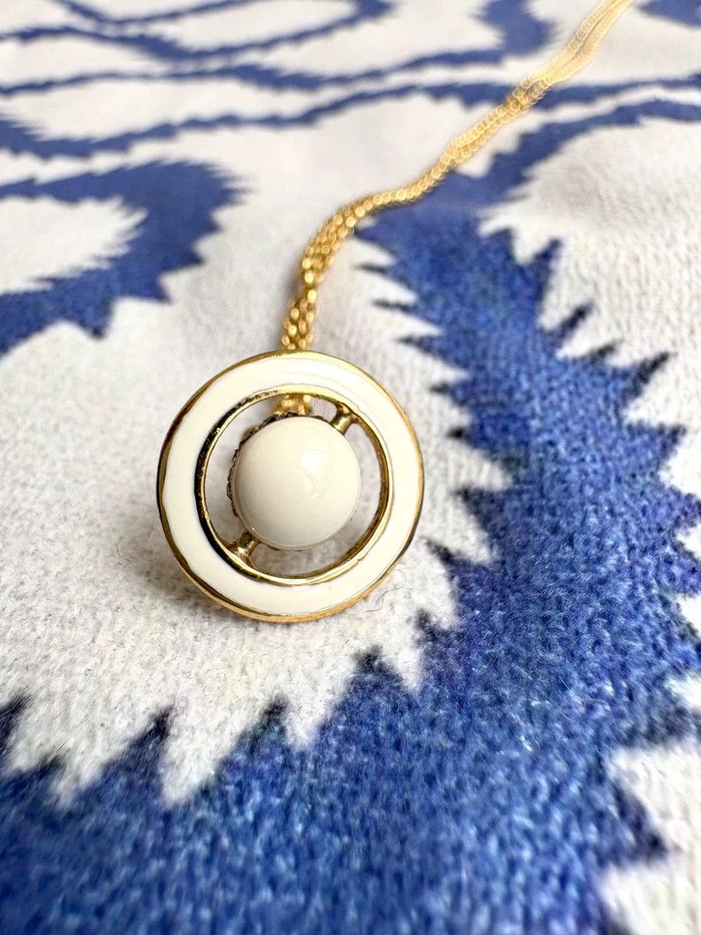 Vivienne Westwood Vivienne Westwood Vintage White Enamel Saturn Orb Necklace Size ONE SIZE - 4 Thumbnail