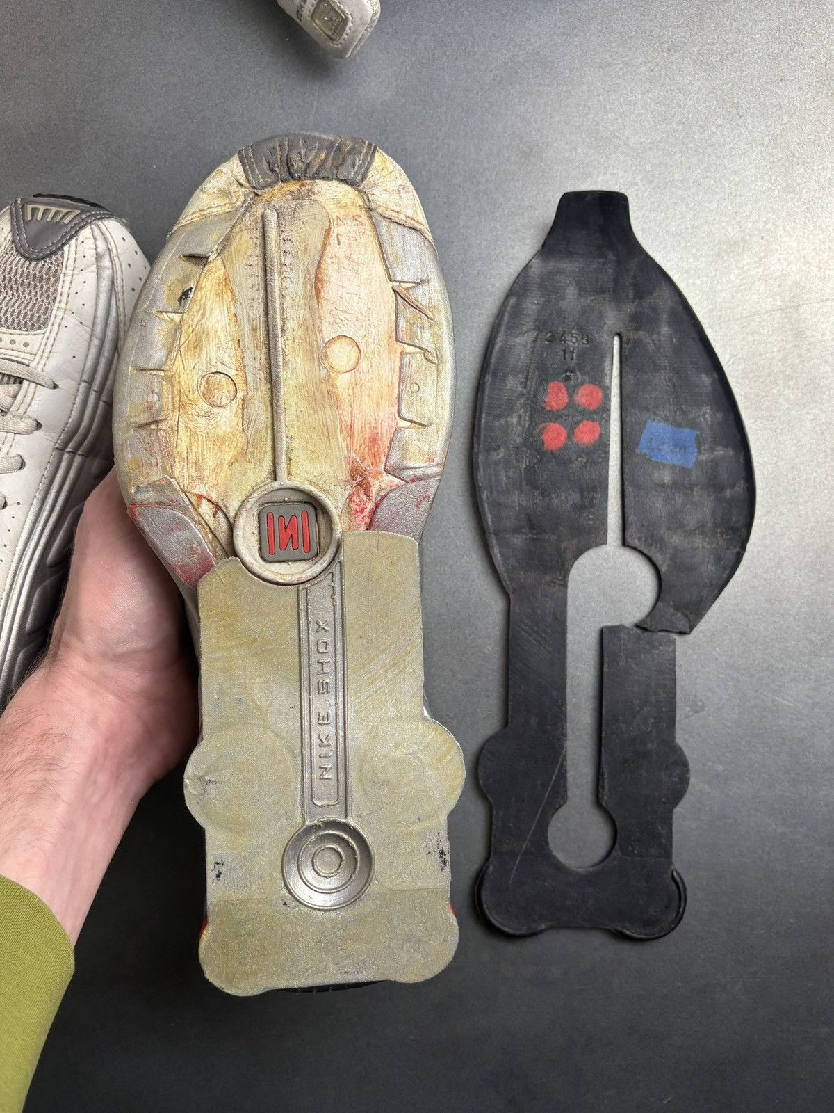 Nike × Vintage 2 Pairs OG 2001 Nike Shox R4 Vintage Nike Beater 104265 Size US 10.5 / EU 43-44 - 11 Thumbnail