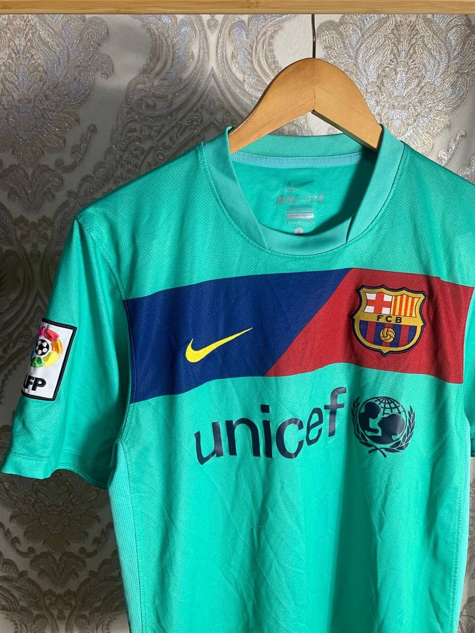 Nike Vintage Nike FC Barcelona Spain Soccer Jersey Retro Y2K Size US S / EU 44-46 / 1 - 2 Thumbnail