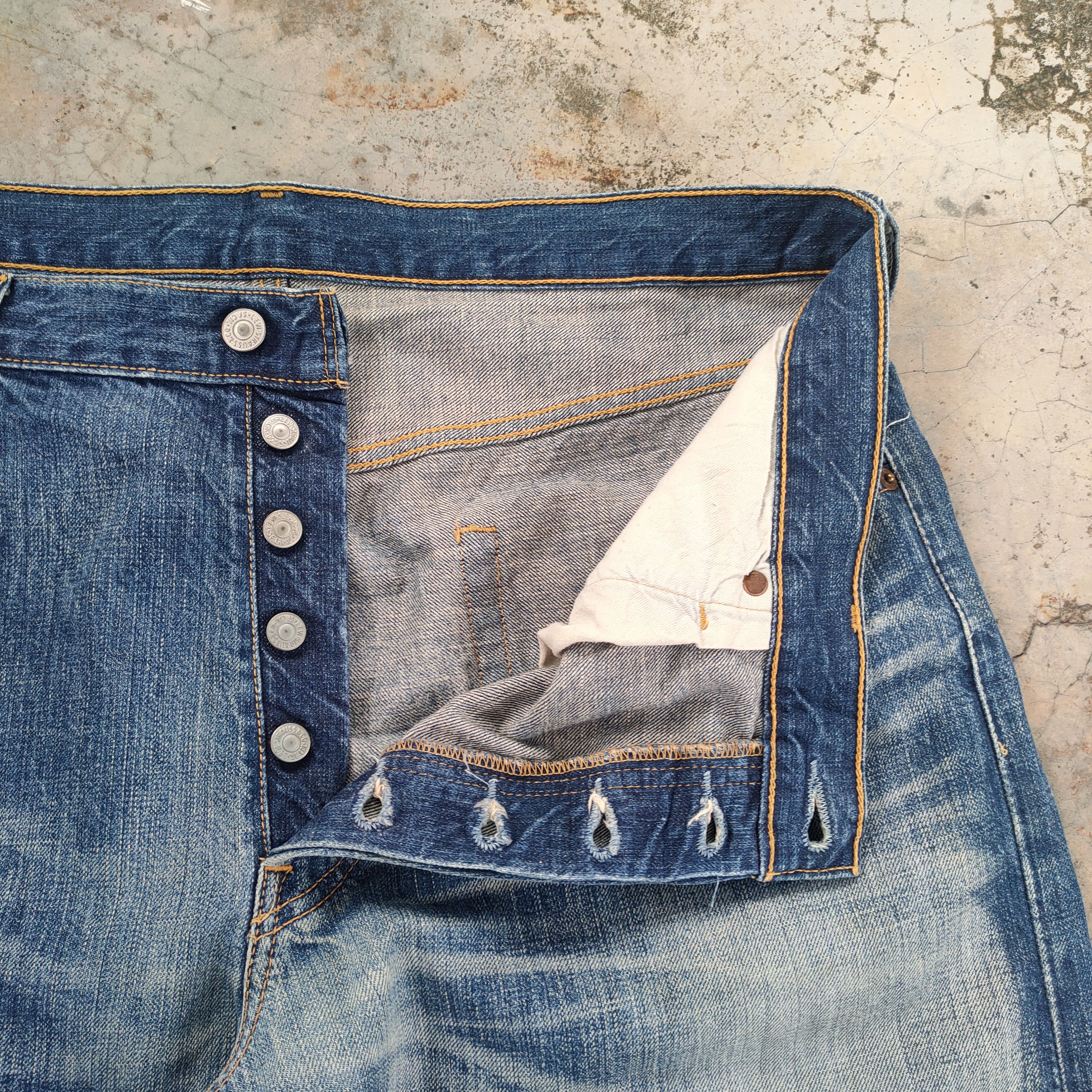 Levi's Vintage Clothing VINTAGE LEVI'S 501 FADED DISTRESSED JEAN DENIM PANTS Size US 37 - 7 Thumbnail