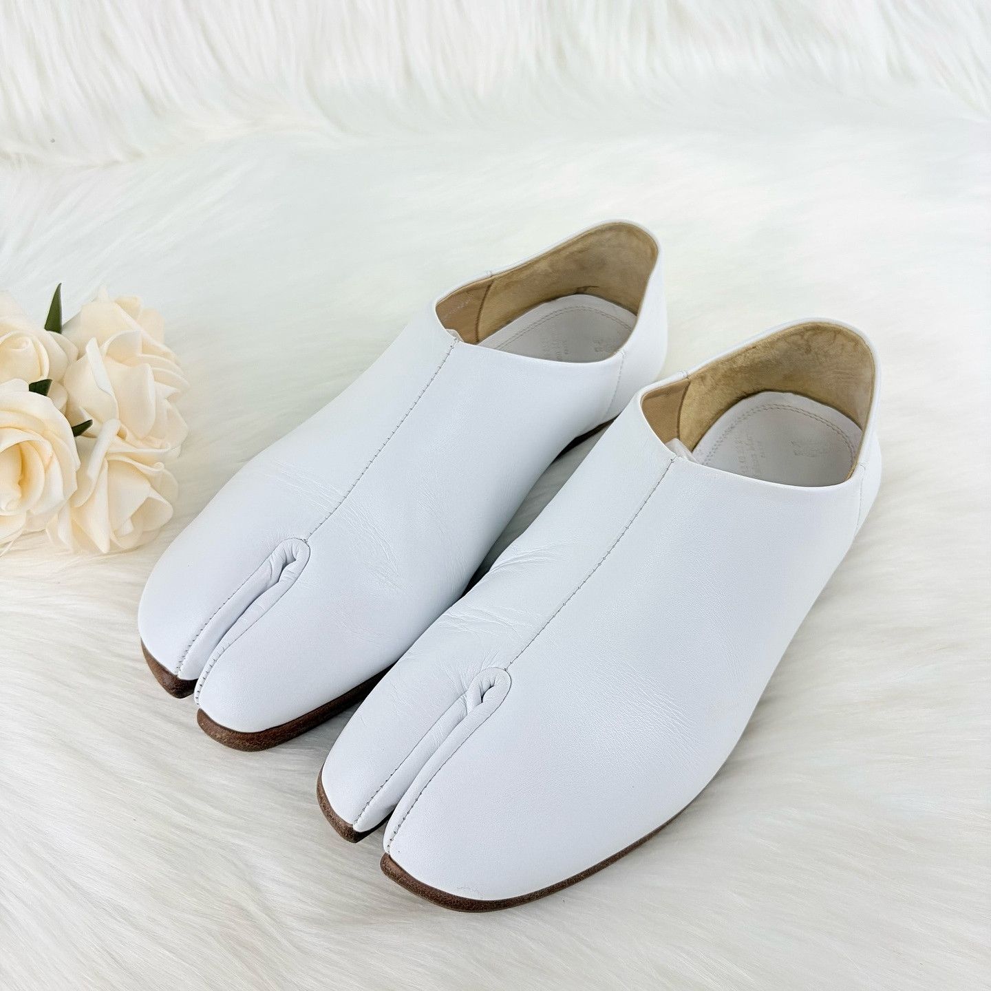 Maison Margiela Maison Margiela White Tabi Flats Size 37 Size US 7 / IT 37 - 1 Thumbnail