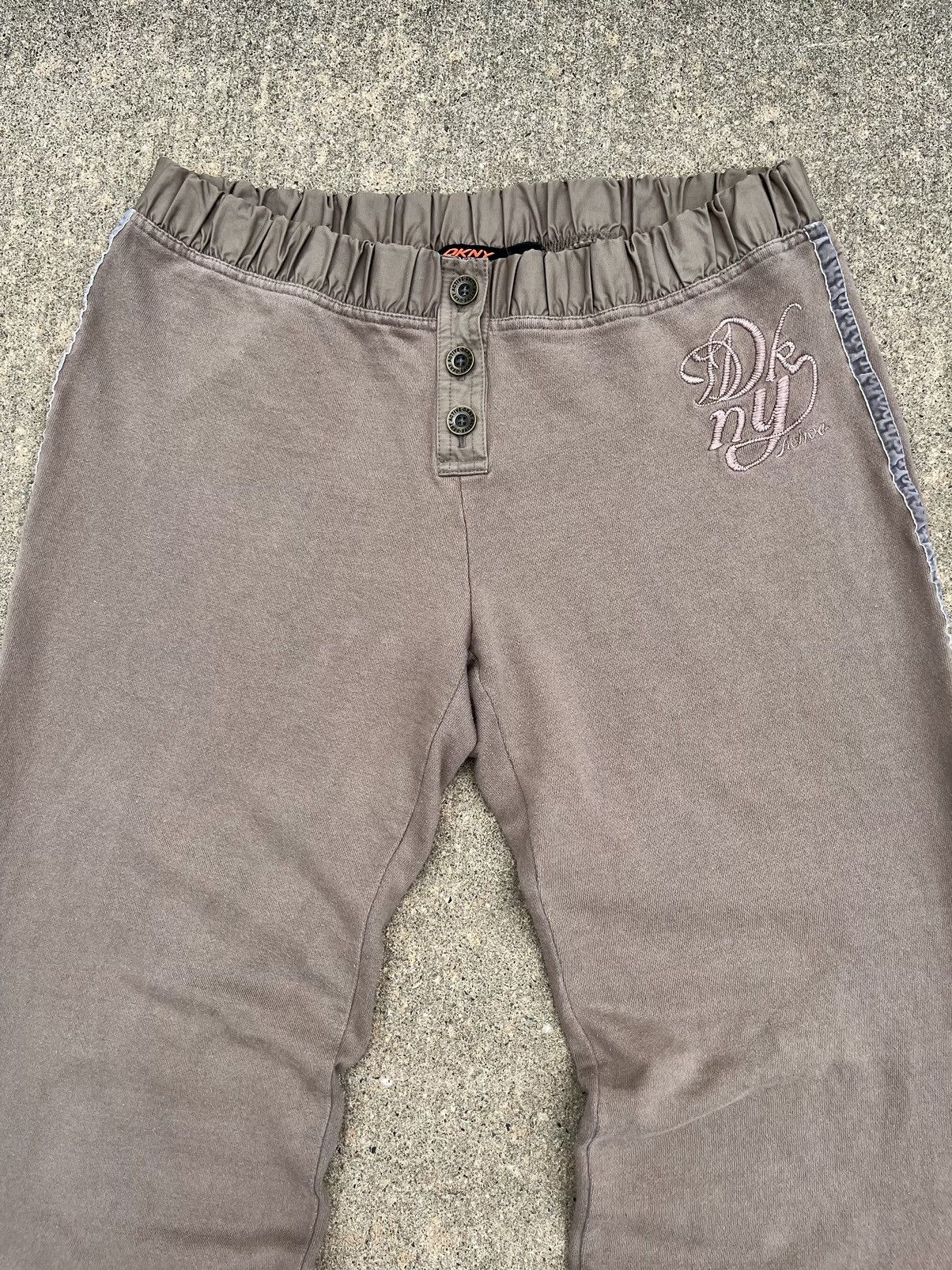 DKNY × Japanese Brand × Vintage WMNS VINTAGE Y2K DKNY ACTIVE FLARED SWEATPANTS Size 30" / US 8 / IT 44 - 2 Thumbnail