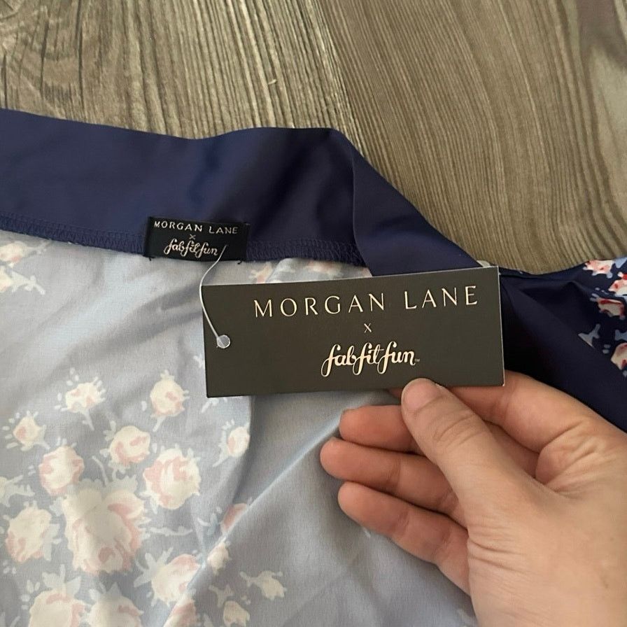 Other morgan lane fabfitfun dark blue pink floral silky robe Size ONE SIZE - 4 Thumbnail