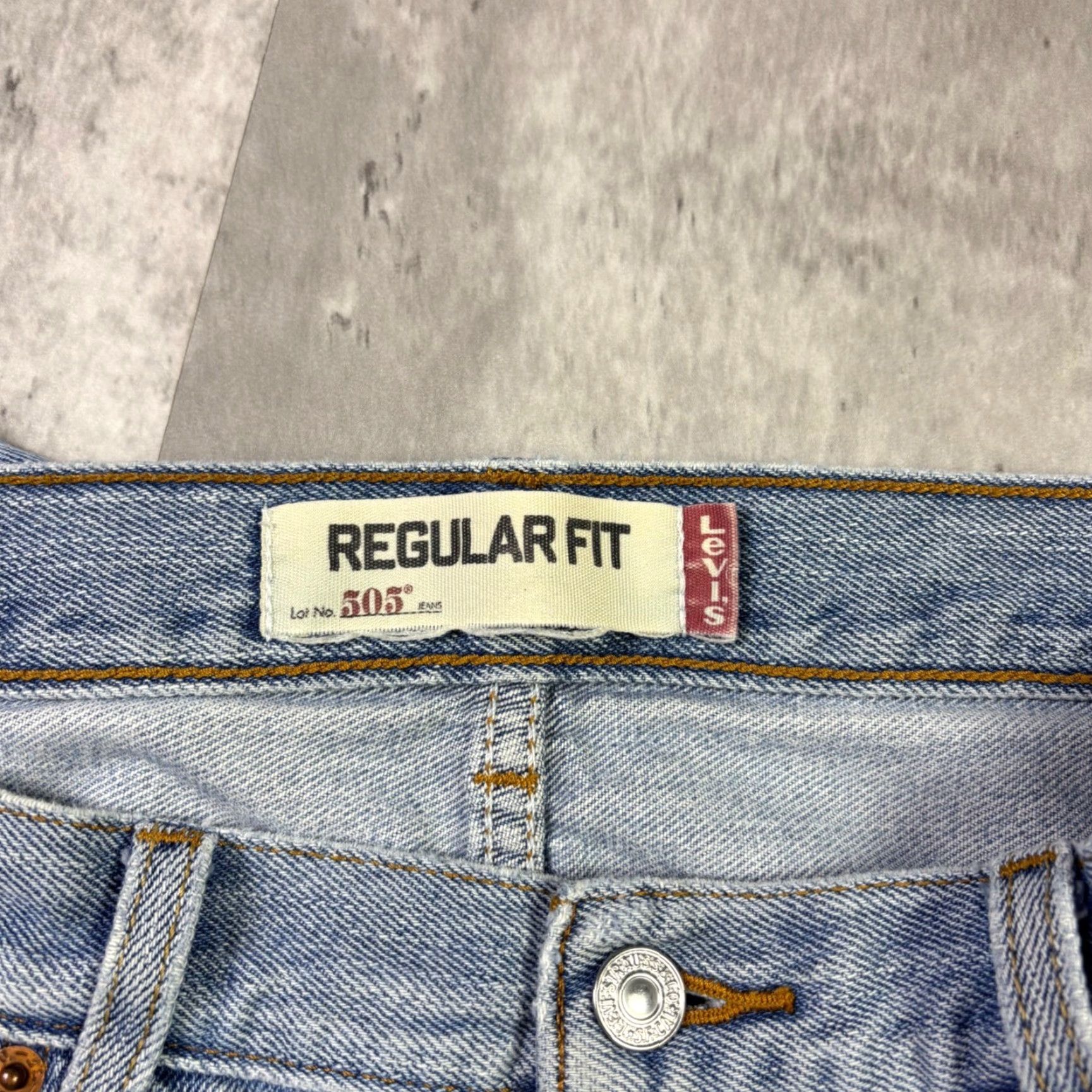 CO VINTAGE Levi Strauss Co Levi's 505 Regular Fit Light Wash Denim Jeans Mens 32x31 90s Straight 5-Pocket Design Buttons Zip Blue N/A Size US 32 / EU 48 - 6 Thumbnail
