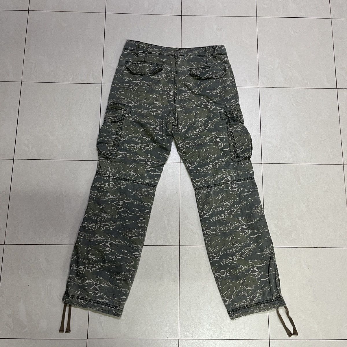 Uniqlo Uniqlo Camo Tiger Stripe Cargo Pants Size US 30 / EU 46 - 10 Thumbnail