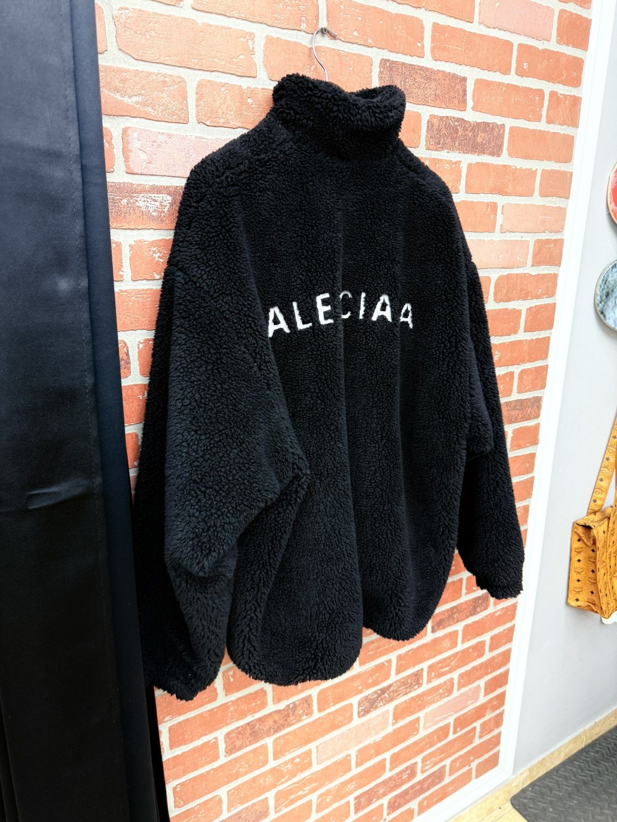 Balenciaga Balenciaga Women's Back Zip-up Jacket black faux-shearling Size S / US 4 / IT 40 - 2 Thumbnail