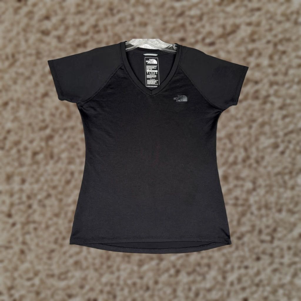The North Face The North Face Shirt Women XS Black Short Sleeve V-Neck Poly Flashdry Size XS / US 0-2 / IT 36-38 - 1 Thumbnail