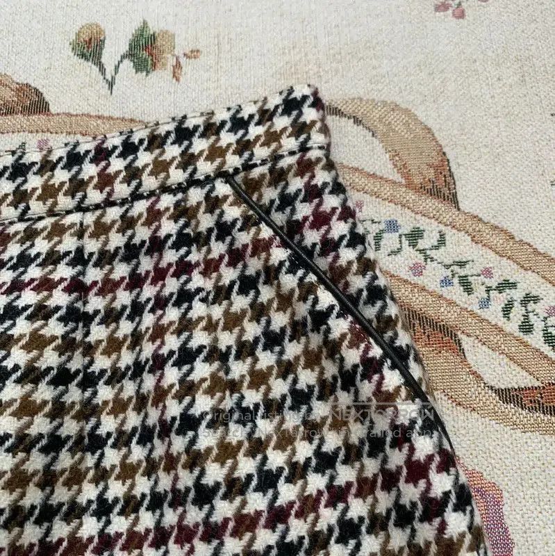Burberry Burberry Khaki Wool Houndstooth Midi Skirt. Size 28" / US 6 / IT 42 - 4 Thumbnail