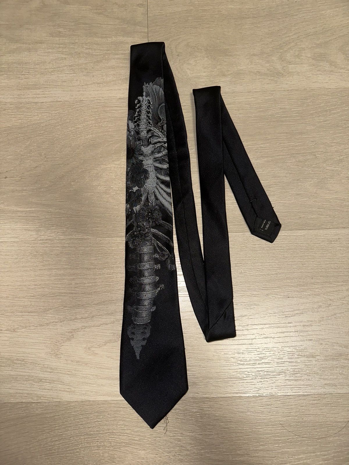 image of Yohji Yamamoto S’Yte Yohji Yamomoto Tie Bones & Flowers in Black, Men's