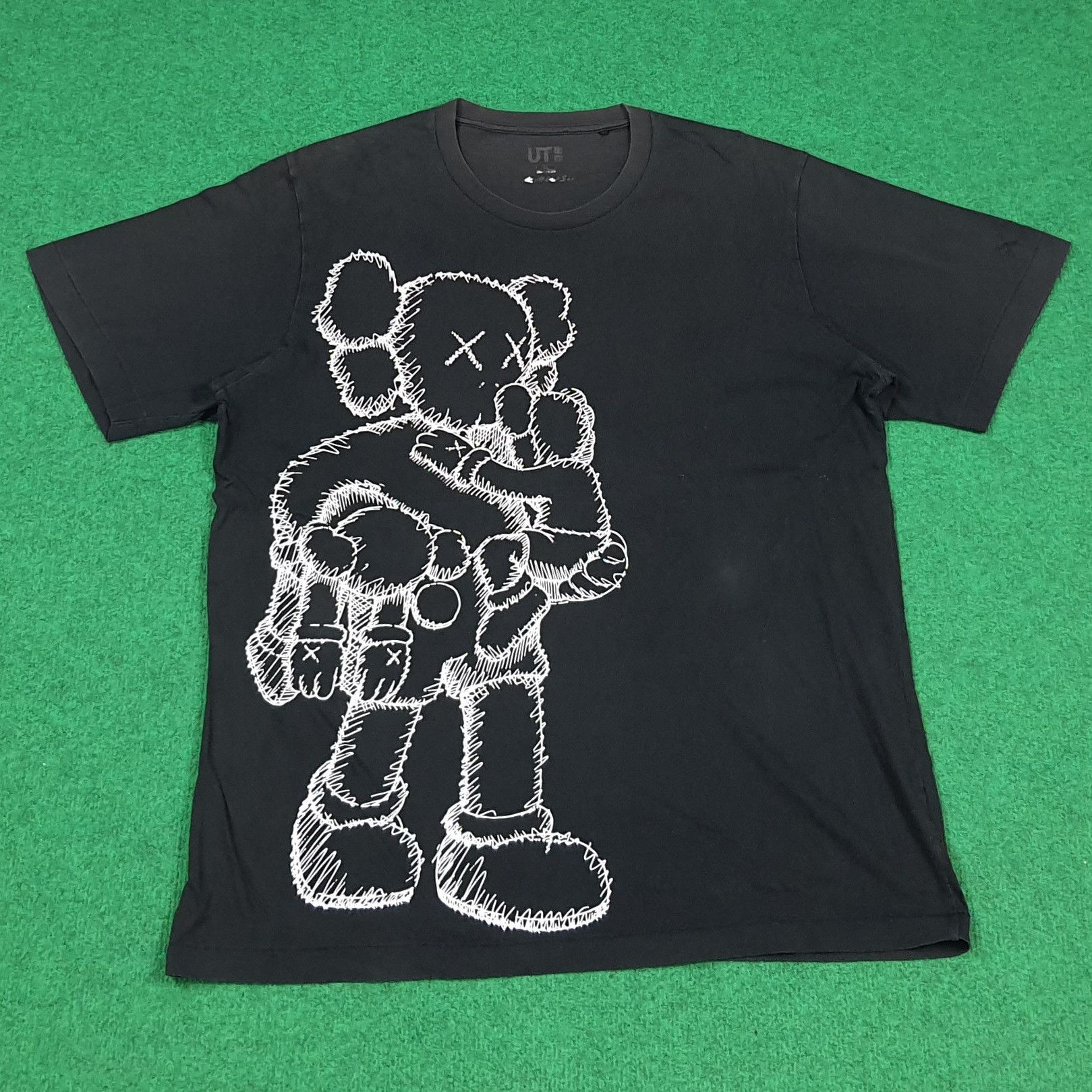 Kaws × Uniqlo Vintage UT x KAWS Japan Streetwear Graphic Tee C294N40 Size US L / EU 52-54 / 3 - 1 Thumbnail