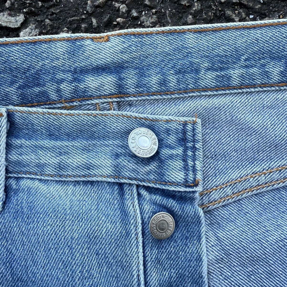 Levi's Vintage Clothing VINTAGE LEVI’S 501 USA LIGHT WASH RIPPED JEAN DENIM PANTS Size US 31 - 9 Thumbnail