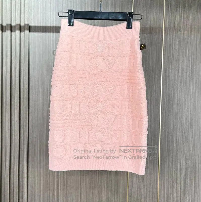 Louis Vuitton Louis Vuitton Pink Wool A. Size 22" - 1 Thumbnail
