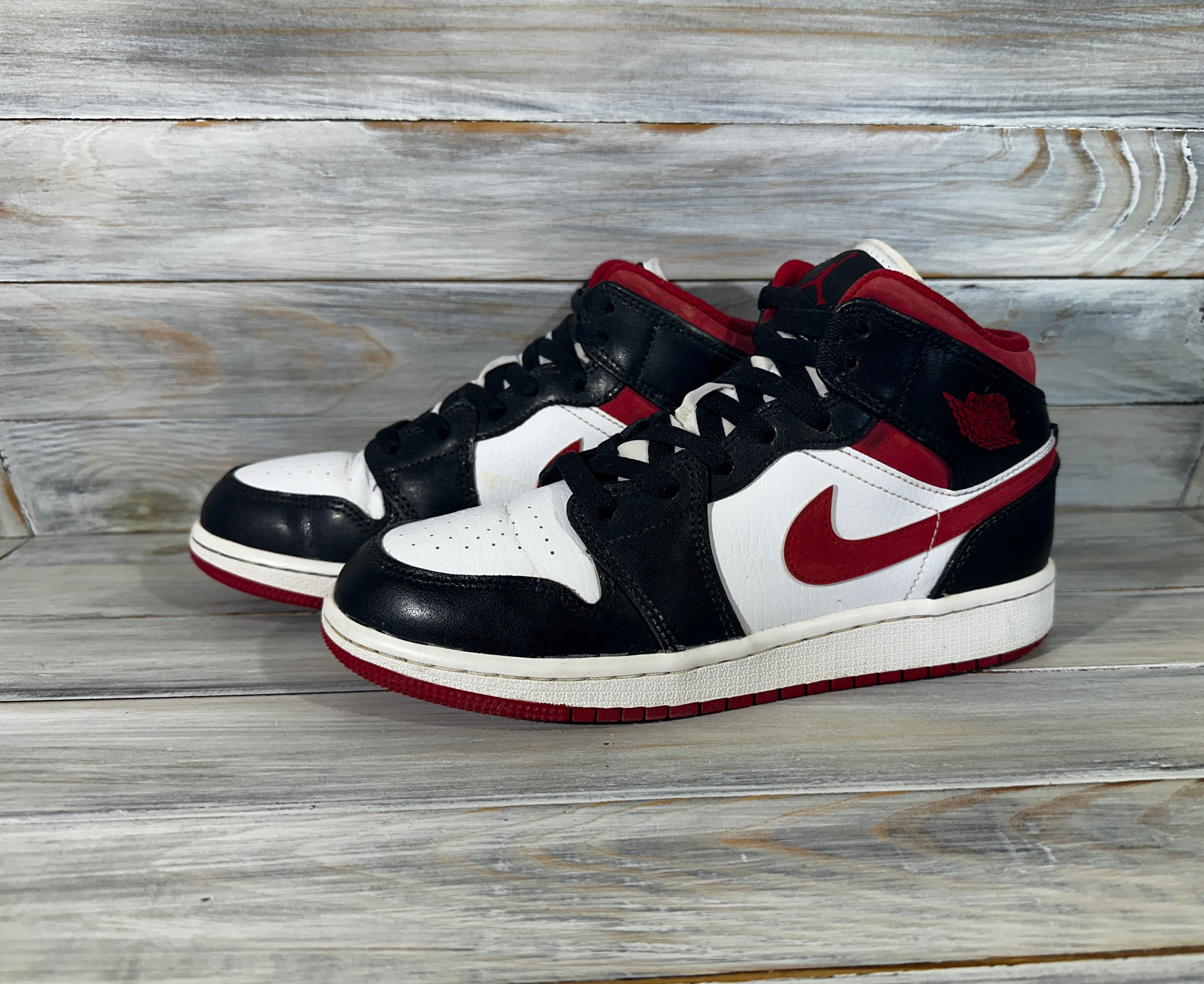 Jordan Brand Nike Air Jordan 1 Mid "White/Gym Red" Young Sneakers Casual Size US 5 / EU 37 - 7 Thumbnail