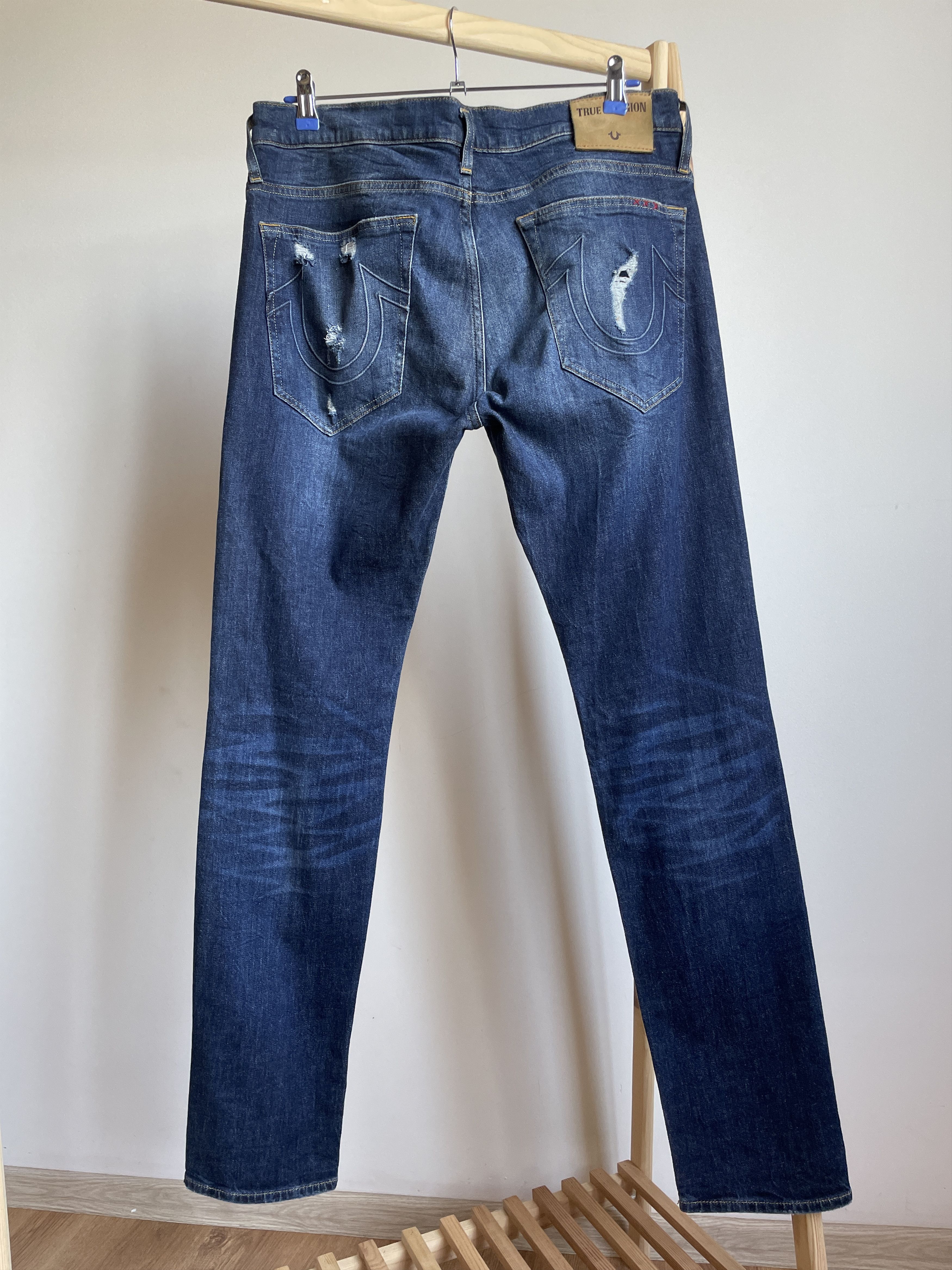 True Religion True Religion Rocco Relaxed Skinny Distressed Denim Size 34 Size US 34 / EU 50 - 2 Thumbnail