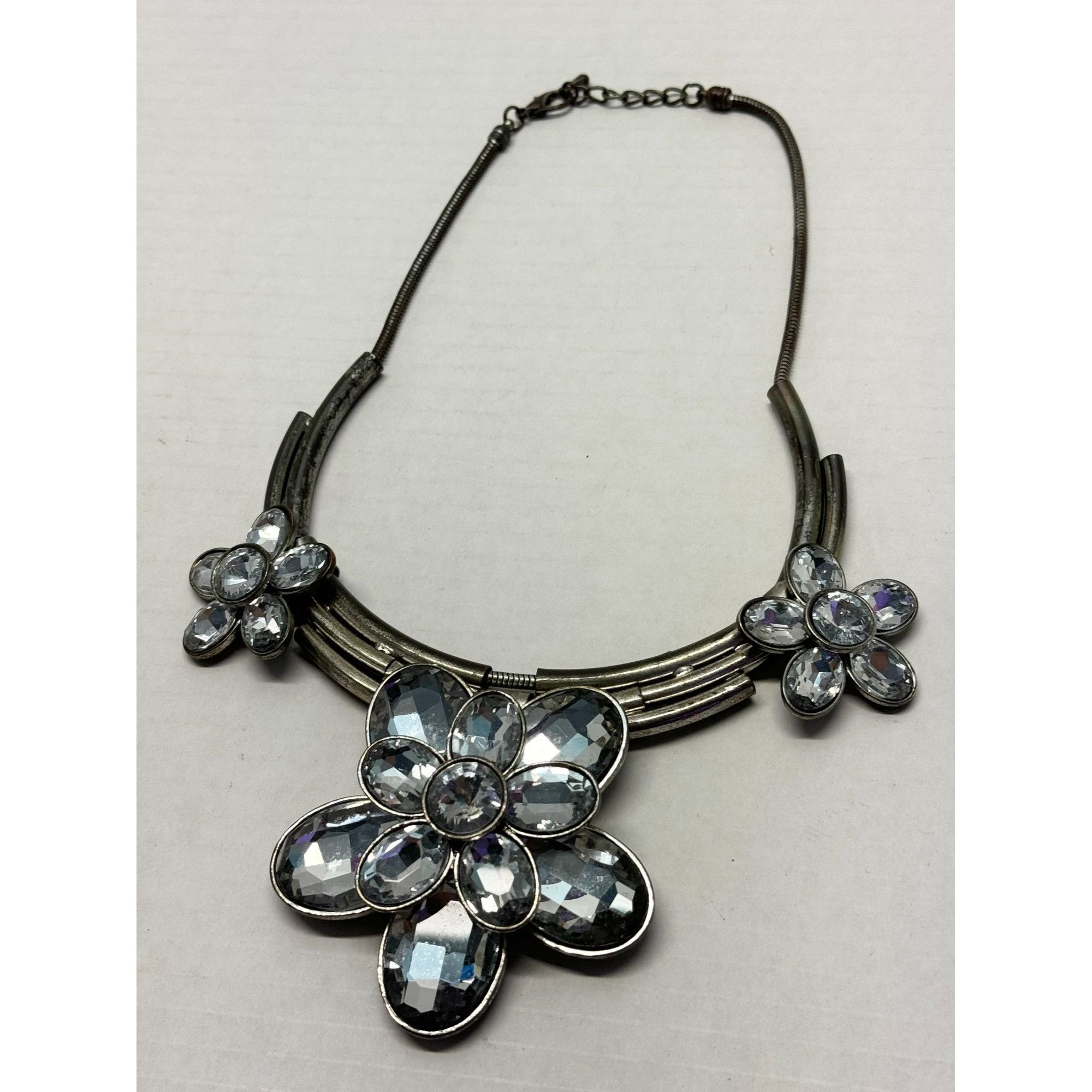 Vintage Vintage large metal rhinestone flower collar necklace Size ONE SIZE - 4 Thumbnail