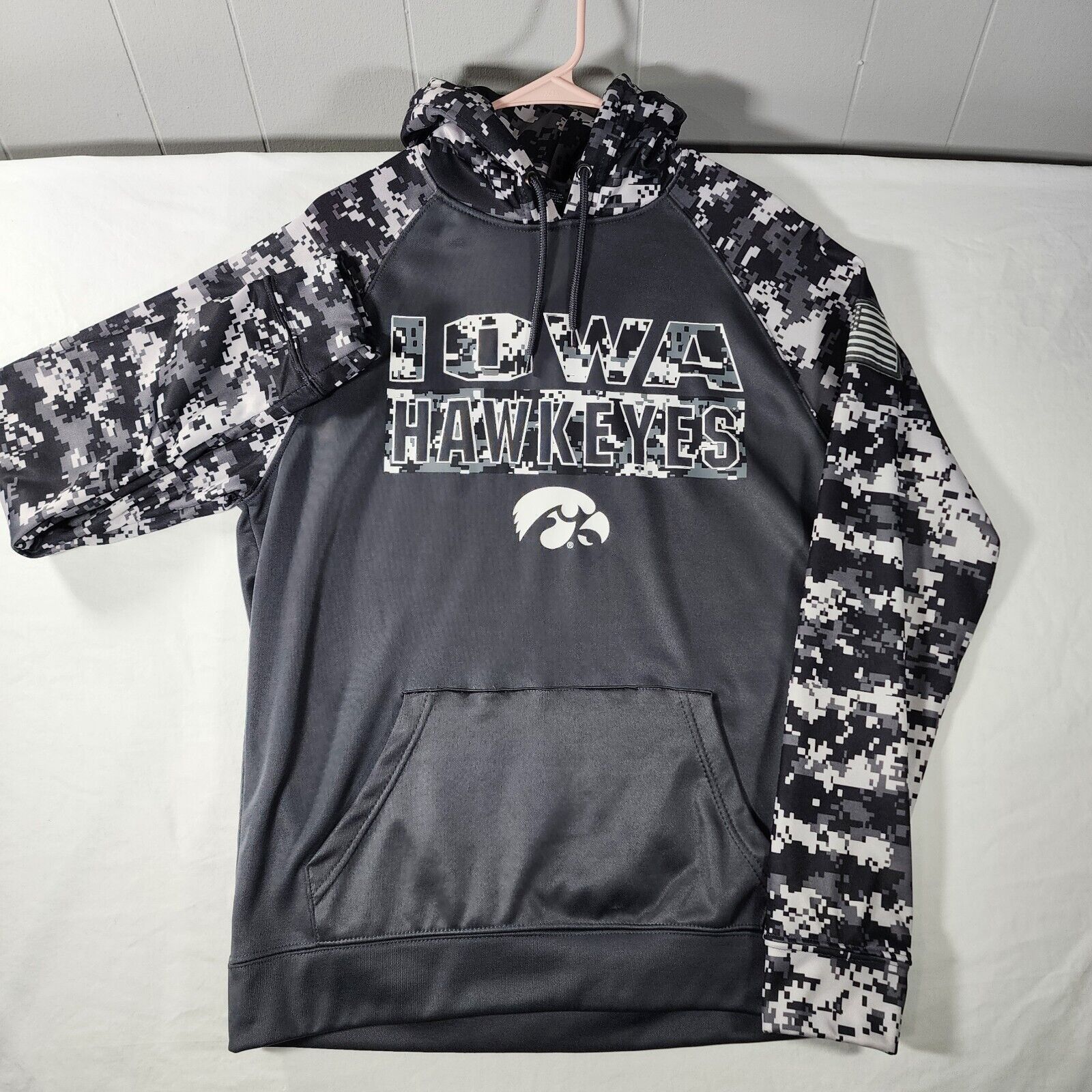 Colosseum Athletics Iowa Hawkeyes Digi Camo Hoodie Flag OHT Pullover Sz M Size US M / EU 48-50 / 2 - 1 Thumbnail