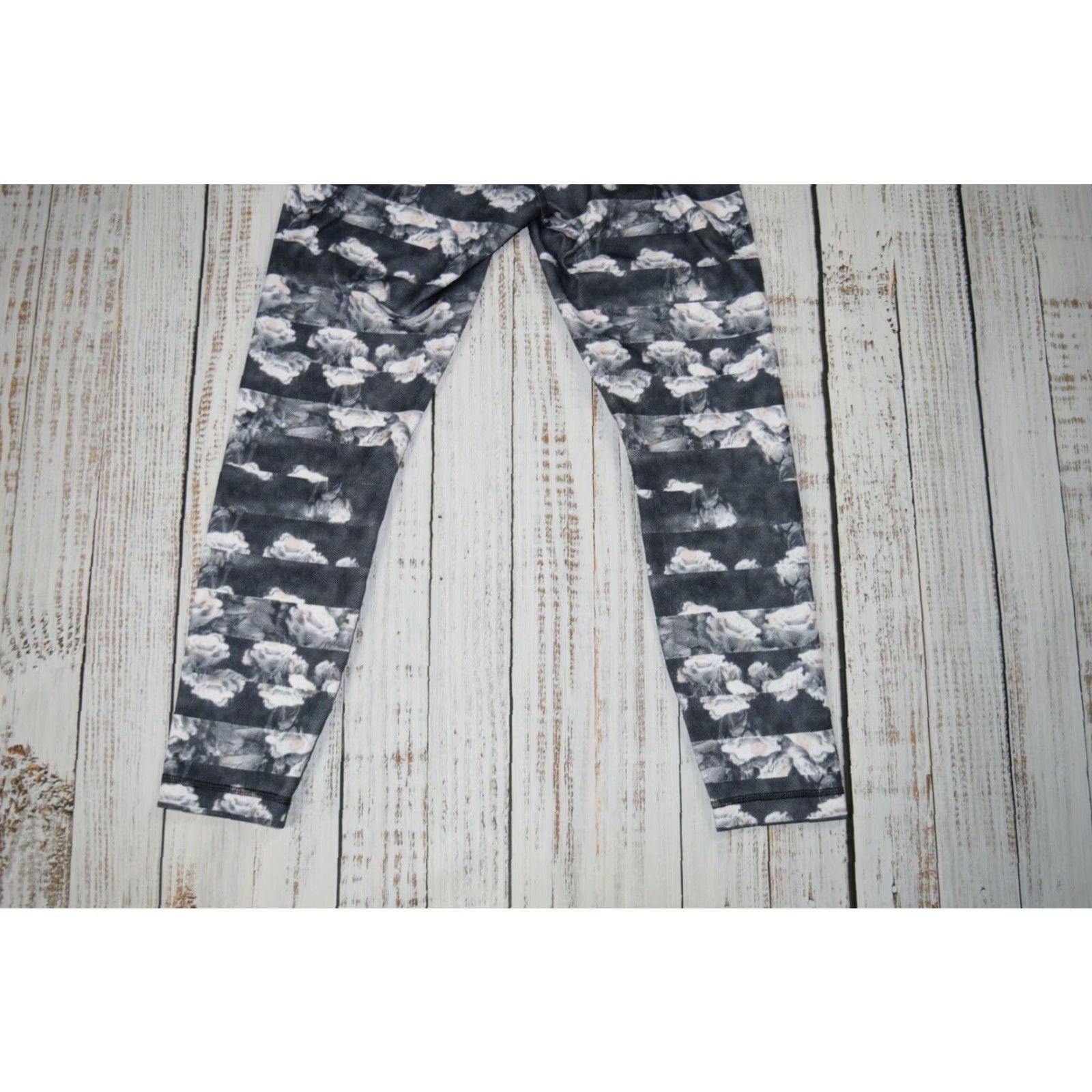 Lululemon WOMENS LULULEMON T3 LEGGINGS BLACK ROSE PRINT SIZE 8 ATHLETIC CROPPED STRETCH 30IN WAIST Size 30" / US 8 / IT 44 - 5 Thumbnail