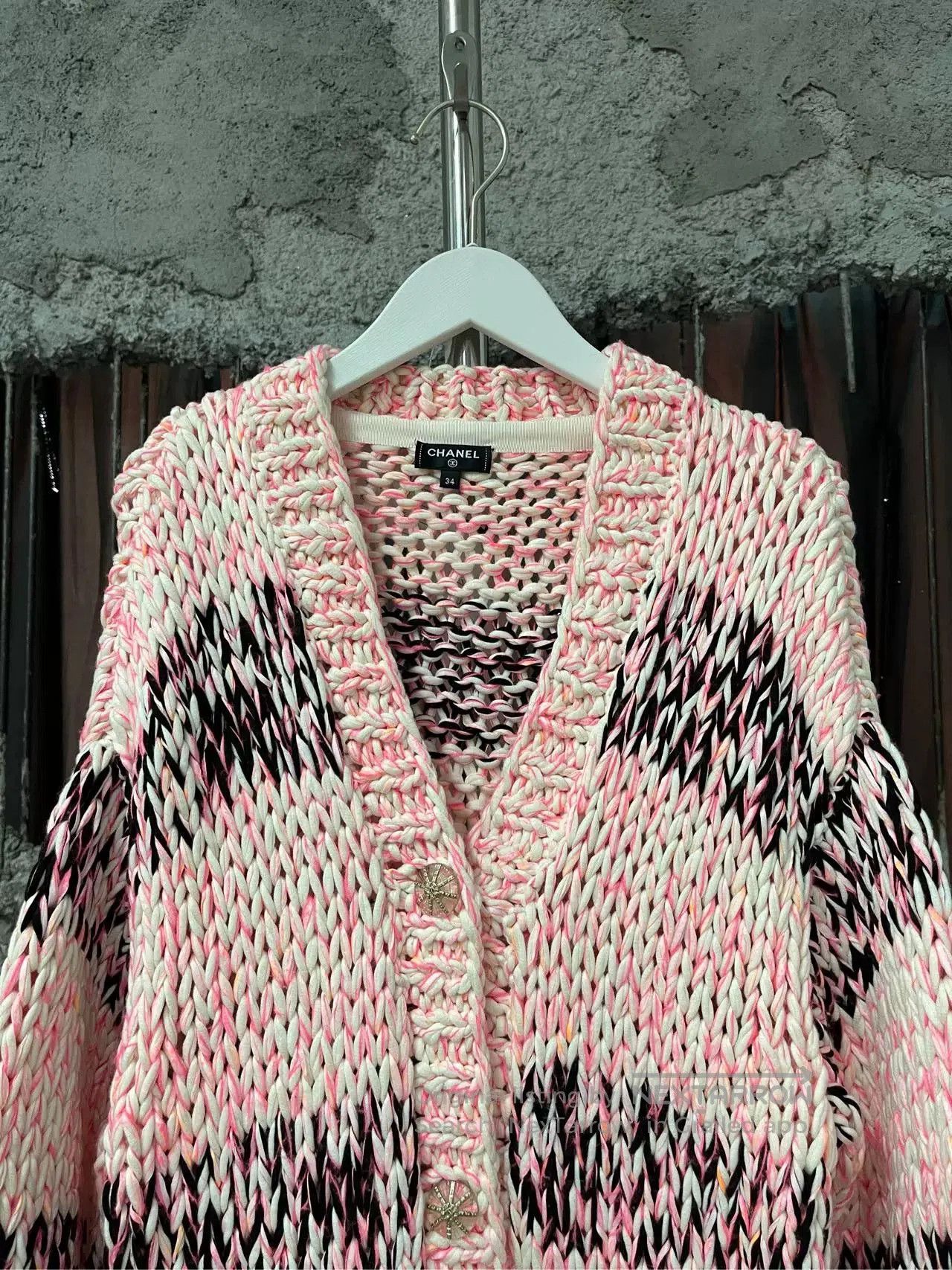 Chanel Chanel Pink Bouclé Knit Cardigan. Size US XS / EU 42 / 0 - 3 Thumbnail
