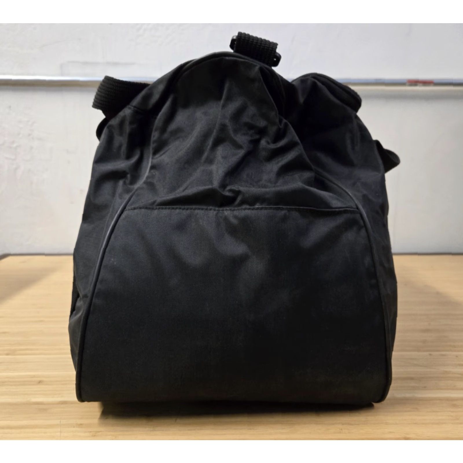 Nike VINTAGE Nike Gym Duffle Bag Black Medium Man Duffle Zip Nylon Embroidered Swoosh 90s Size ONE SIZE - 4 Thumbnail