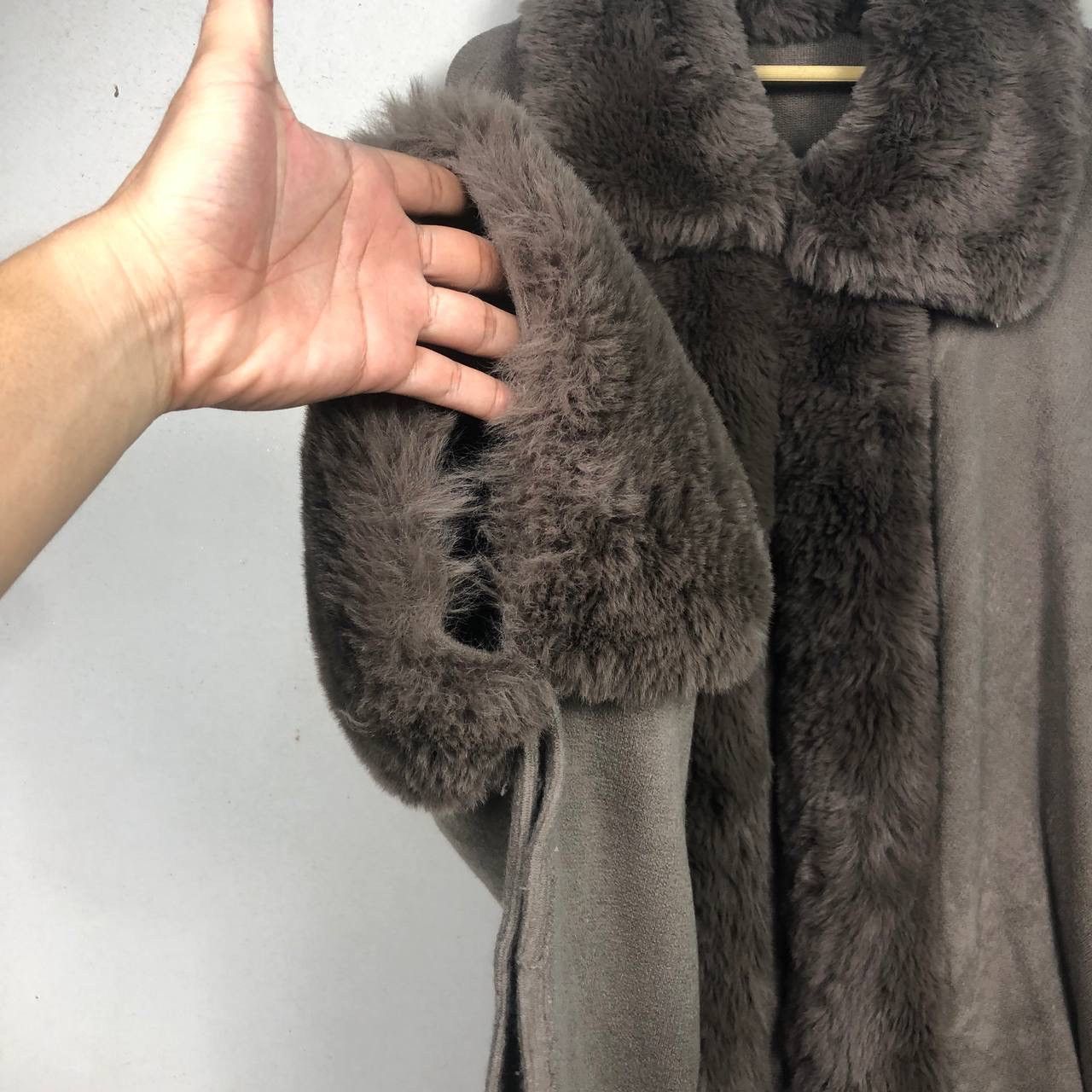 Japanese Brand Vintage Faux Fur Trim Knit Cape Poncho Jacket OS⁠ Size US L / EU 52-54 / 3 - 4 Thumbnail