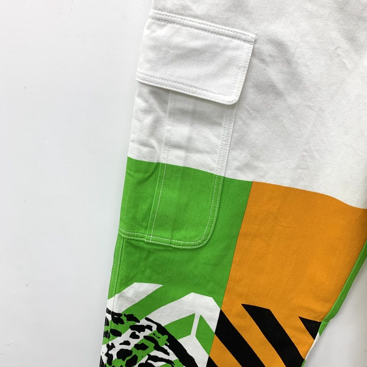 Dior Dior White Animal Graffiti Design Cargo Wide-leg Pants K26WX Size 27" / US 4 / IT 40 - 4 Thumbnail