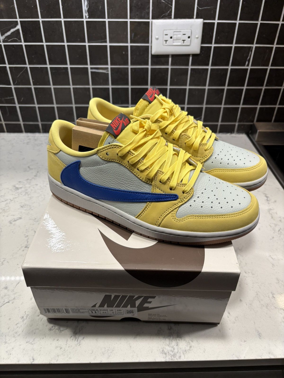 Nike × Travis Scott Jordan x Travis Scott 1s Canary Size US 11.5 / IT 41.5 - 1 Thumbnail