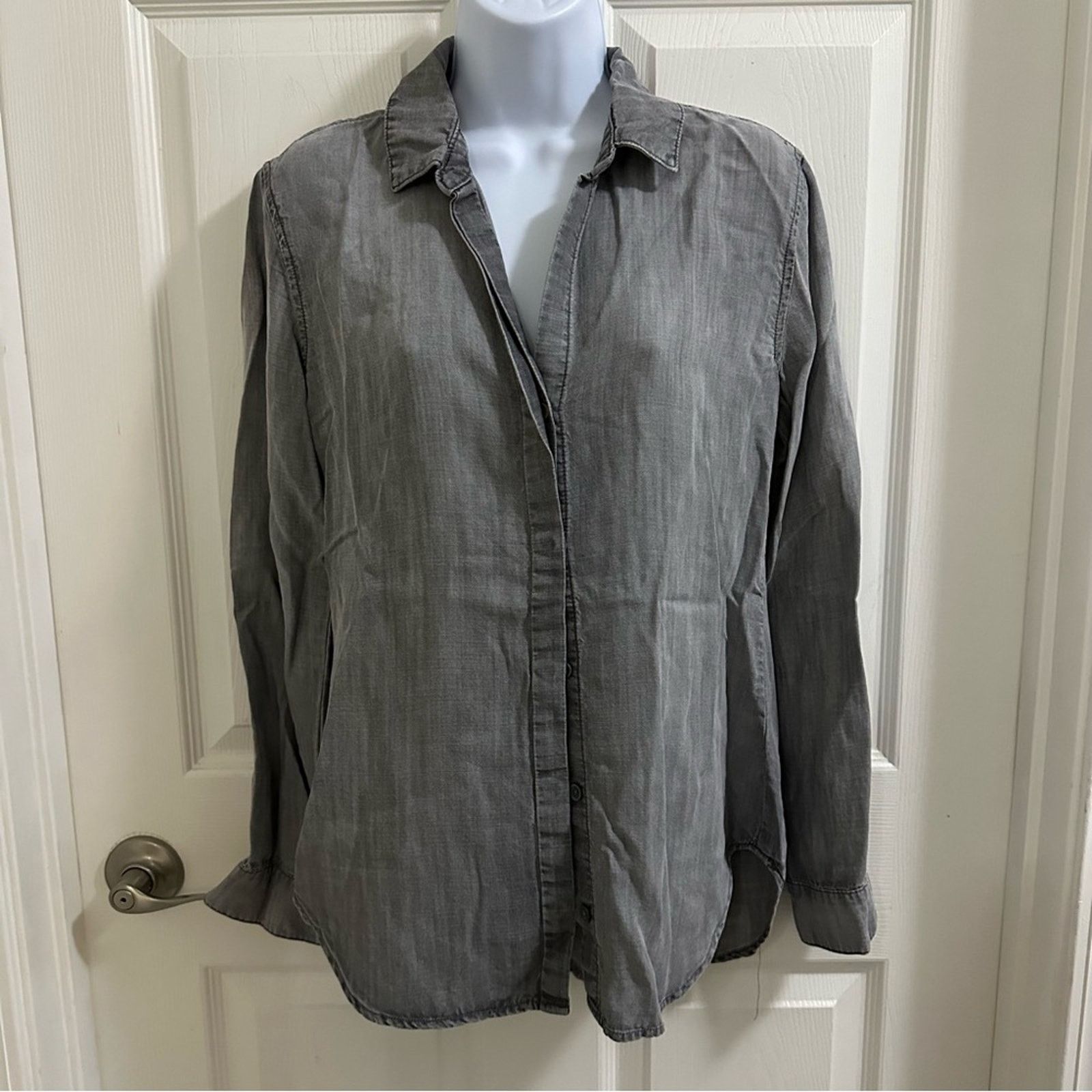 Anthropologie CLOTH & STONE Gray Chambray Split Back Button Down Shirt Sm Size S / US 4 / IT 40 - 1 Thumbnail