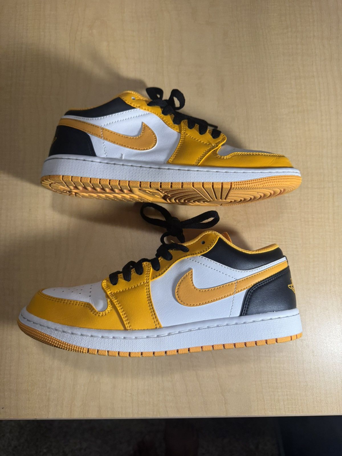 Jordan Brand × Nike Air Jordan Low Taxi White Size US 8 / EU 41 - 1 Thumbnail