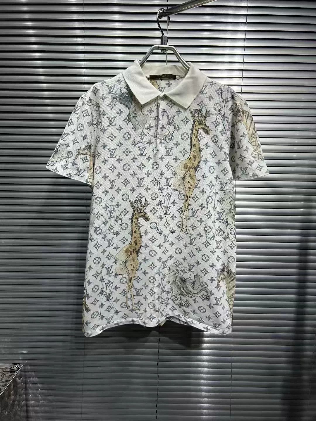 Louis Vuitton louis vuitton white animal print polo shirt Size US M / EU 48-50 / 2 - 1 Thumbnail