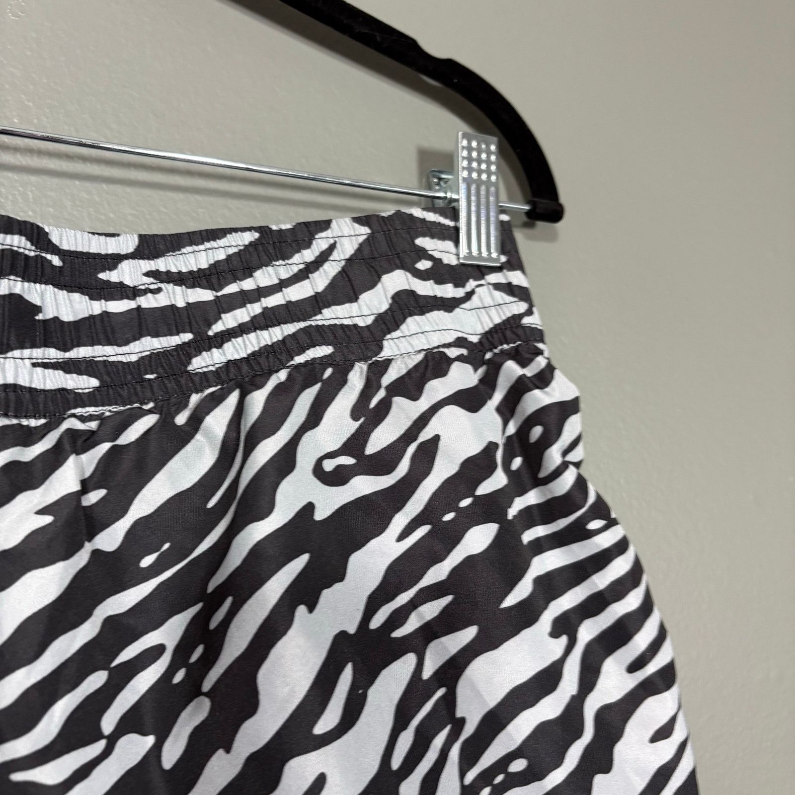 H&M H&M Sport Black & White Zebra Print Running Shorts - Size 10 Size 32" / US 10 / IT 46 - 5 Thumbnail
