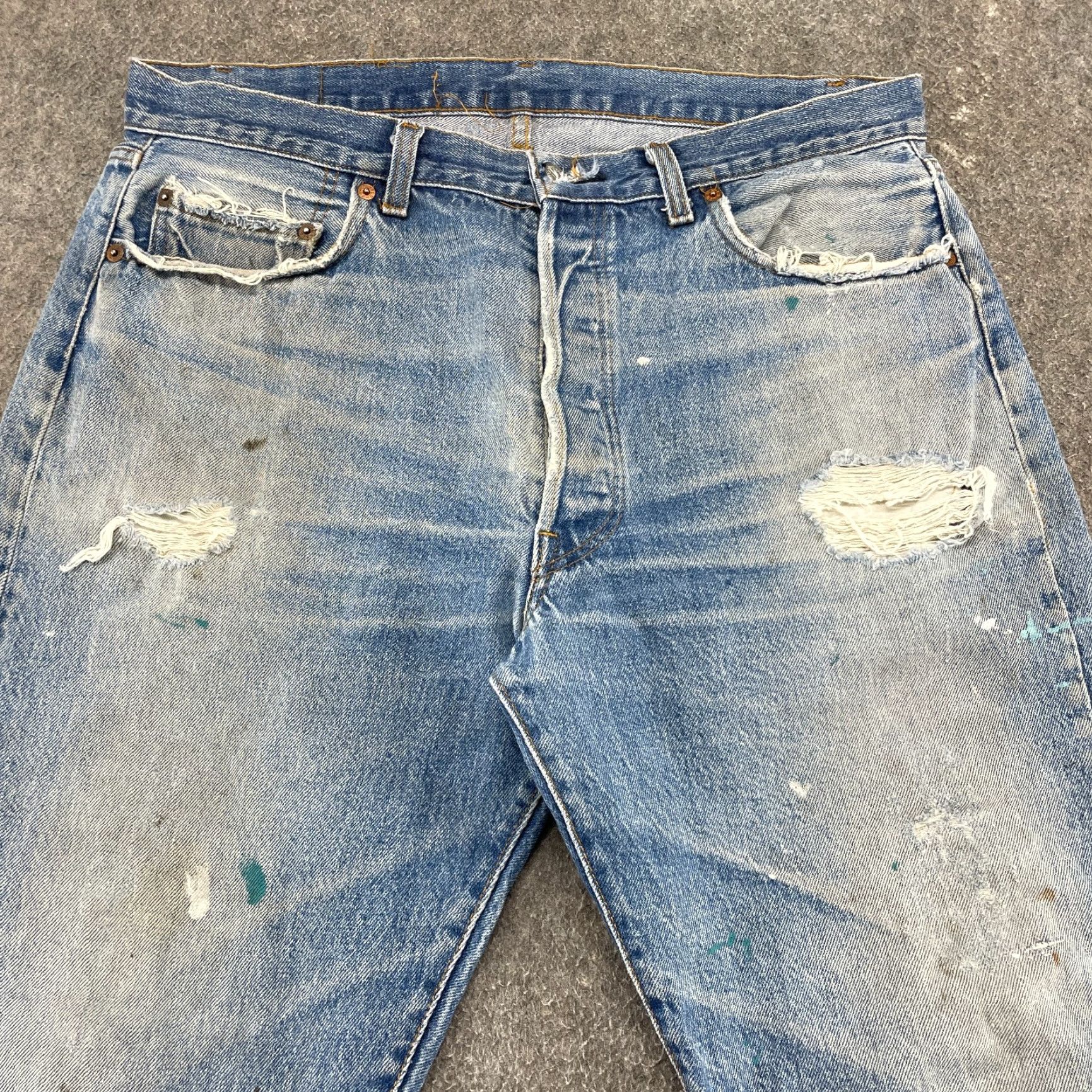 Levi's VINTAGE Levi's 501 Jeans Mens 38x30 Distressed Blue Medium Wash USA 80s Jeans Size US 38 / EU 54 - 2 Thumbnail