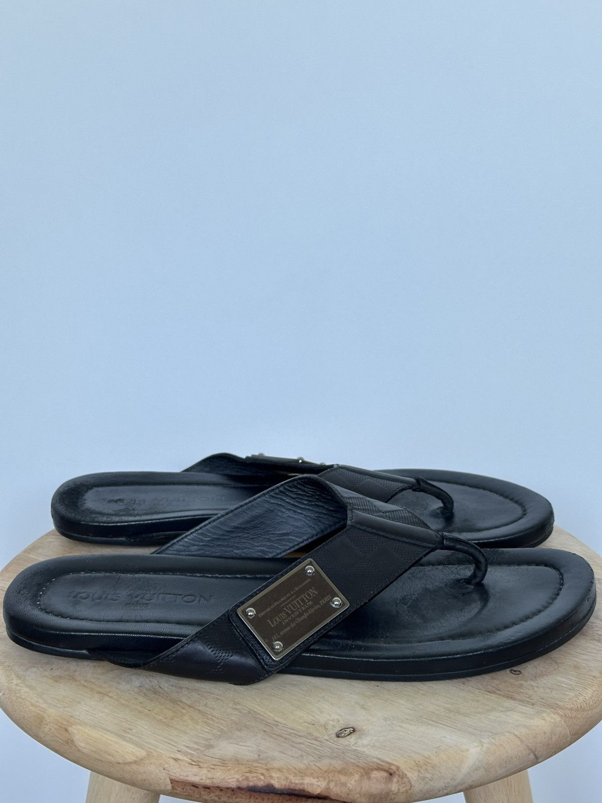 Designer × Louis Vuitton Louis Vuitton leather flip flops sandals metal logo Size US 7 / EU 40 - 4 Thumbnail
