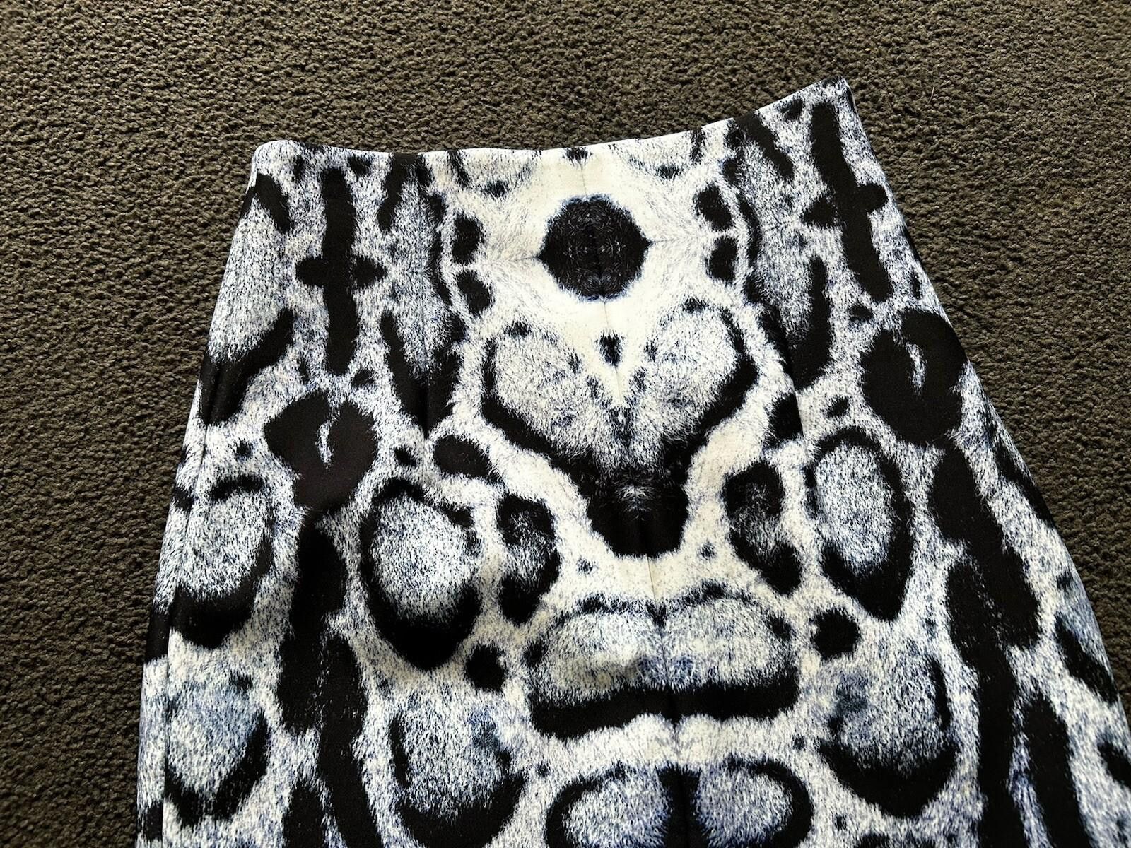 Kokaine Kookai Animal Print Pencil Skirt White Navy-Sz 34/AU 6-8(07) Size 30" / US 8 / IT 44 - 9 Thumbnail