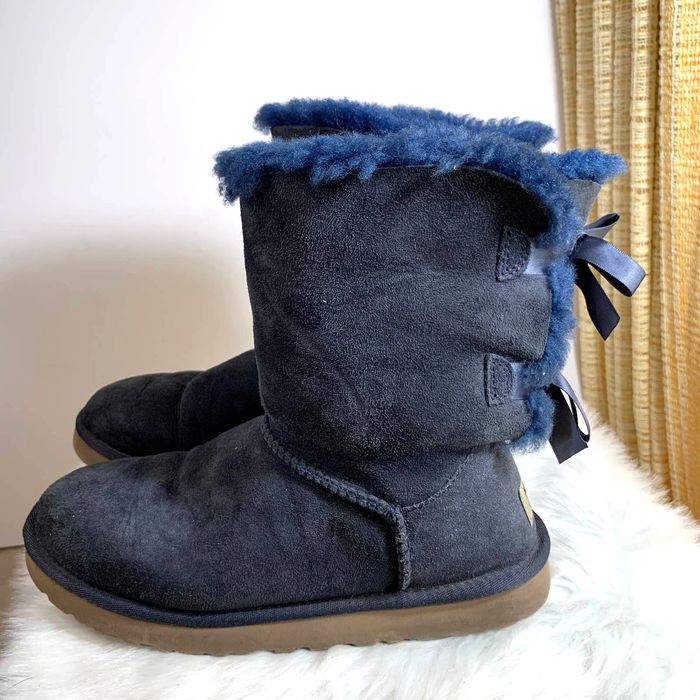 Navy blue best sale bailey bow uggs