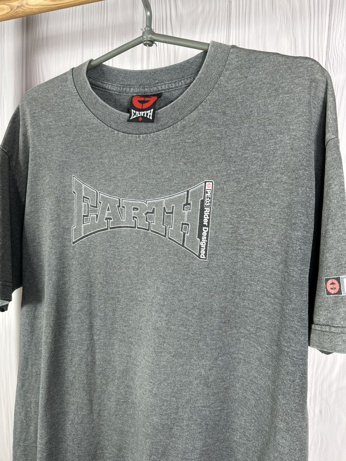 Vintage Vintage Planet Earth Skateboarding USA T-Shirt Size L Size US L / EU 52-54 / 3 - 3 Thumbnail