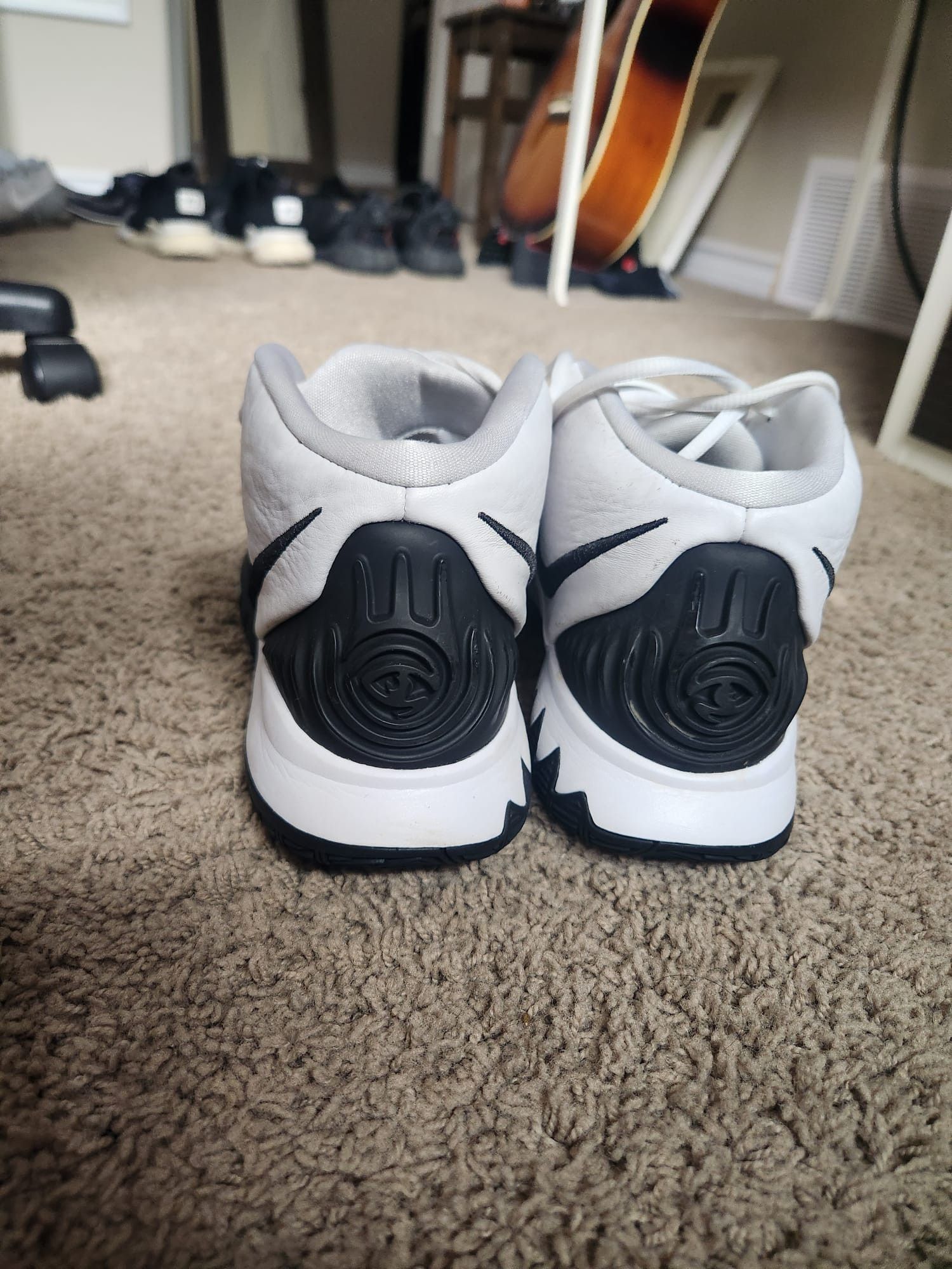 Nike Kyrie 6 Oreo Size US 9 / EU 42 - 2 Thumbnail