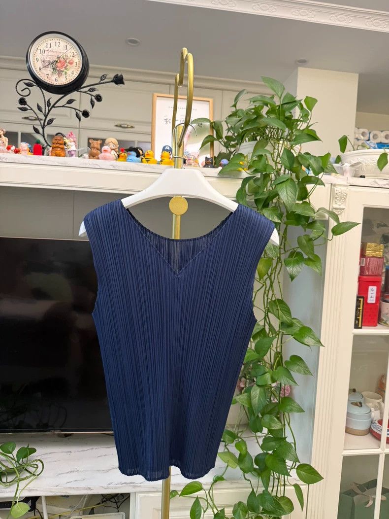 Issey Miyake Issey Miyake size:4 Blue pleated vest Size XS / US 0-2 / IT 36-38 - 1 Thumbnail