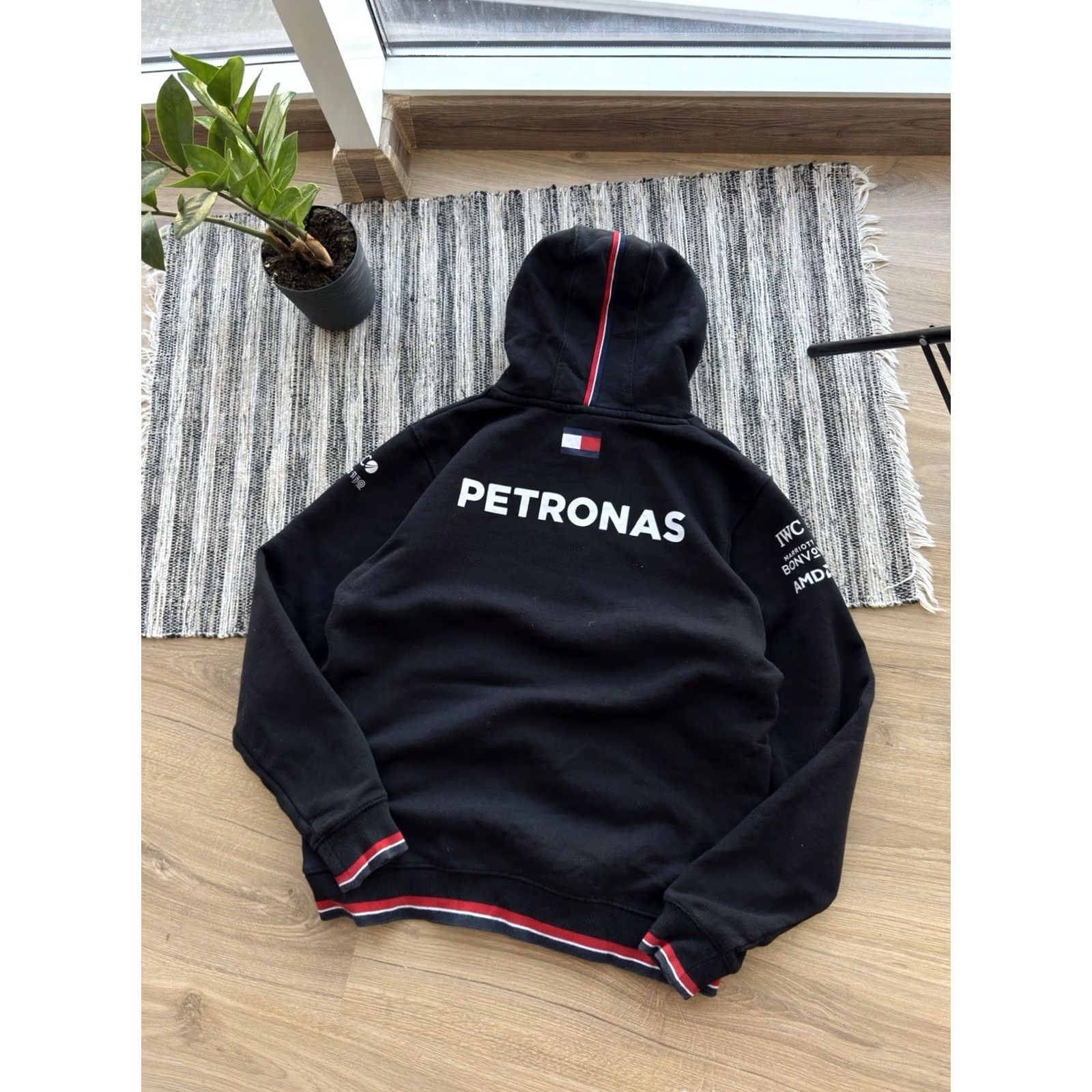Mercedes-Benz VINTAGE Mercedes-Benz AMG Petronas Formula One Team Black Hoodie Men M Size Crew Neck Pullover Logo 90s Streetwear Cars Racing Nike style? Size US M / EU 48-50 / 2 - 5 Thumbnail