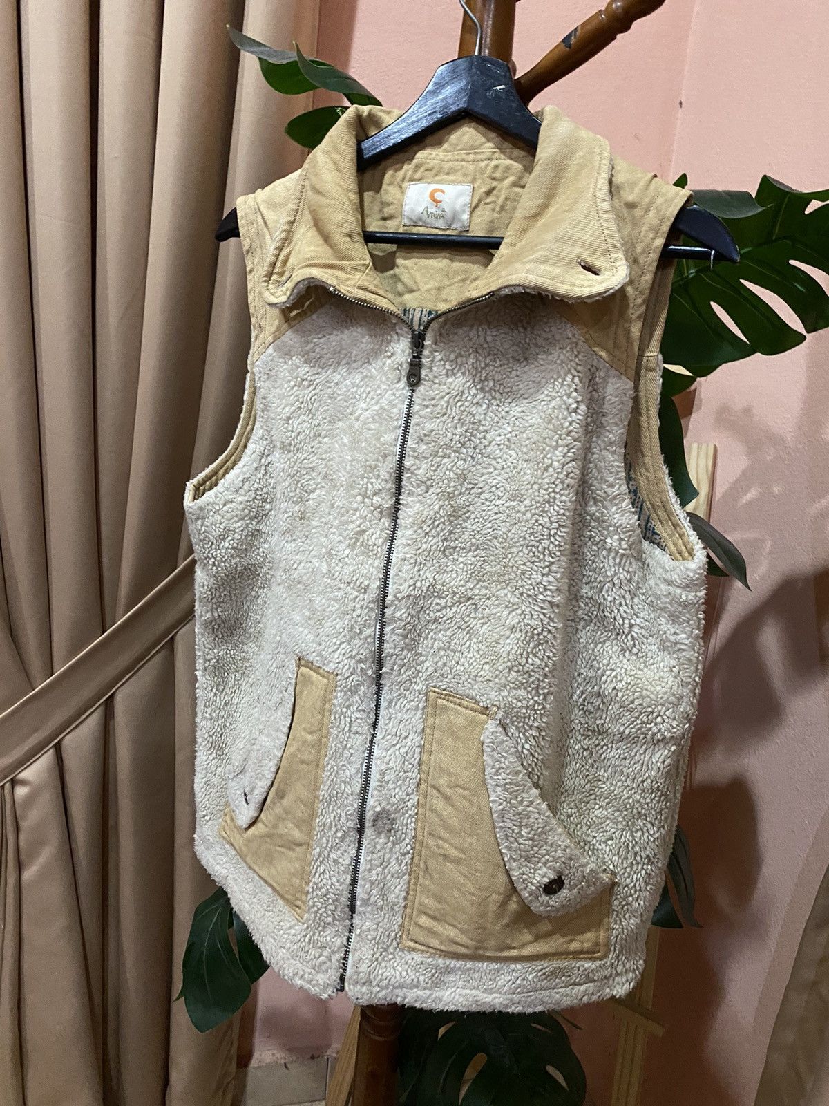 Designer Vintage Amina Sherpa Vest - Beige & Tan Unisex Outdoor Wear Size M / US 6-8 / IT 42-44 - 2 Thumbnail