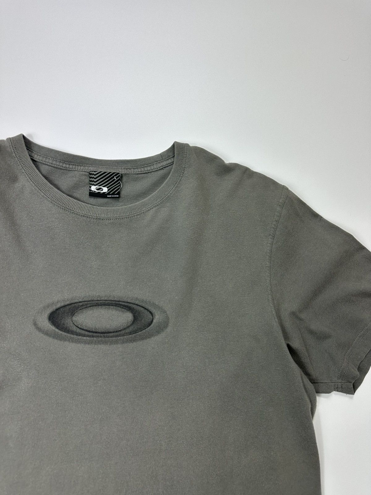 Oakley Vintage Oakley T-shirt Big Logo Gray Size US L / EU 52-54 / 3 - 8 Thumbnail