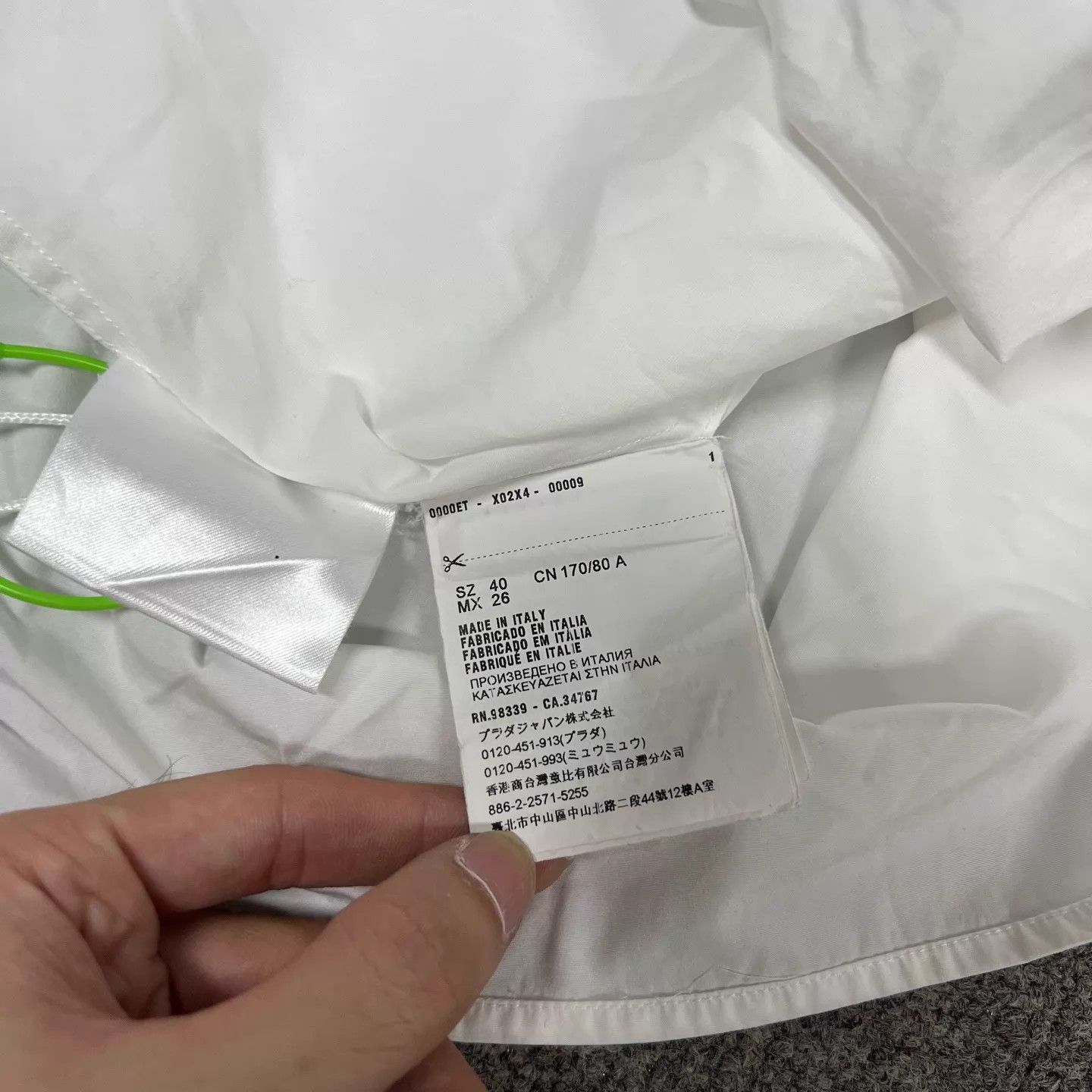 Prada Prada Runway Backless Triangle Logo White Shirt 40 M Size US M / EU 48-50 / 2 - 7 Thumbnail