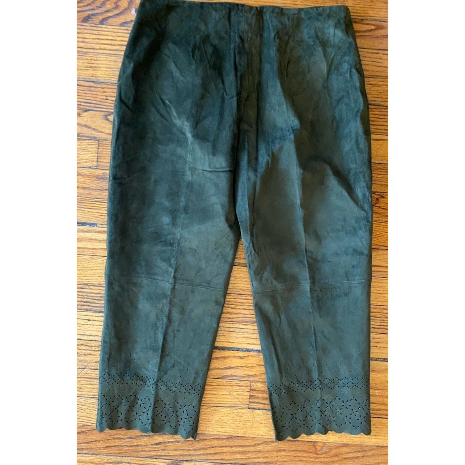 Express NWT Express World Brand Womens Suede Capri pants 8 $98 Size 30" / US 8 / IT 44 - 3 Thumbnail