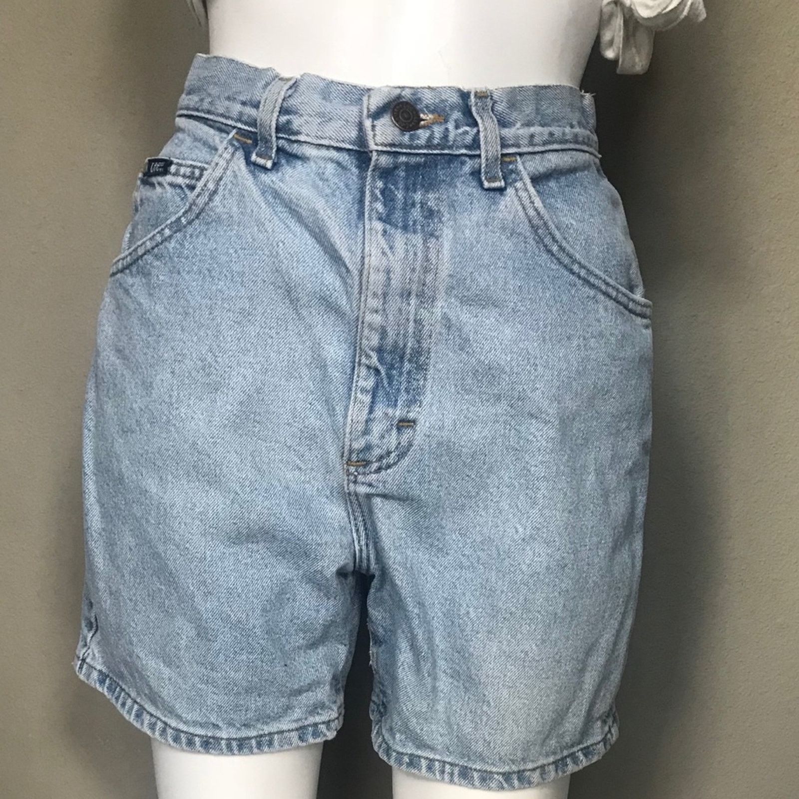 Vintage Vintage High Waisted Light Wash Denim Lee Shorts 1970s GREAT Size 26" / US 2 / IT 38 - 2 Thumbnail