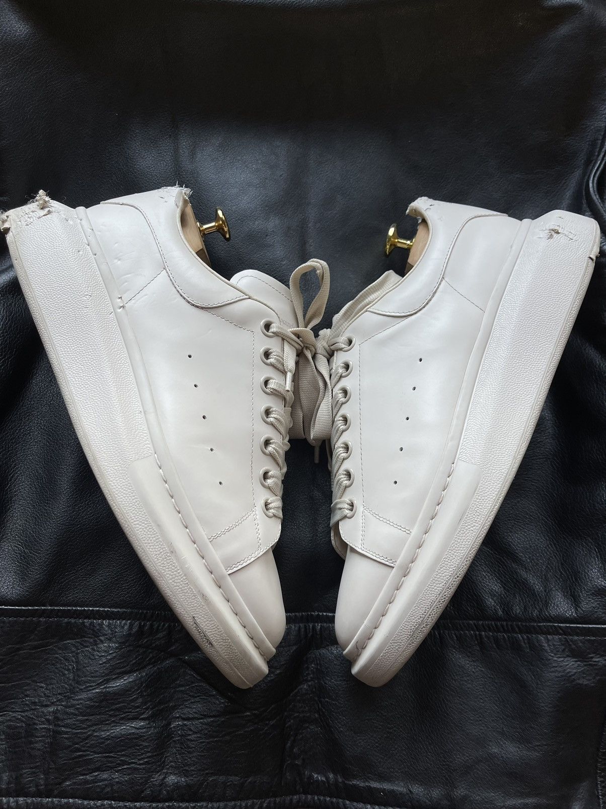 【送料&関税込】Alexander McQueen White Leather Sneakers Wit Oversized leather sneakers in white - Mc Queen | Mytheresa