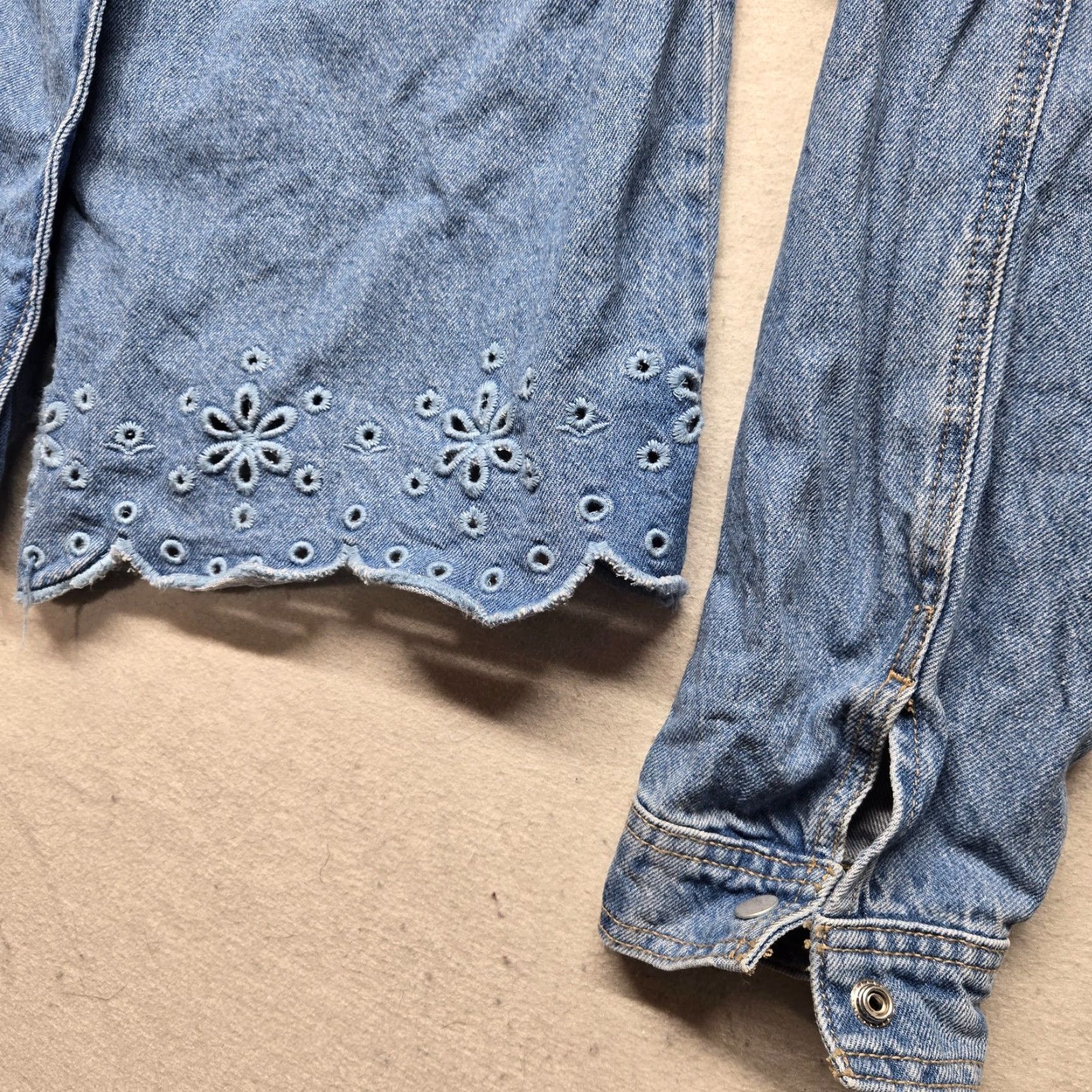 Old Navy Old Navy Denim Jacket Button Up Long Sleeve Women M Petite Blue Denim Jacket 90s Classic Outdoor Pockets Collared Lightweight Casual Womens Size M / US 6-8 / IT 42-44 - 5 Thumbnail