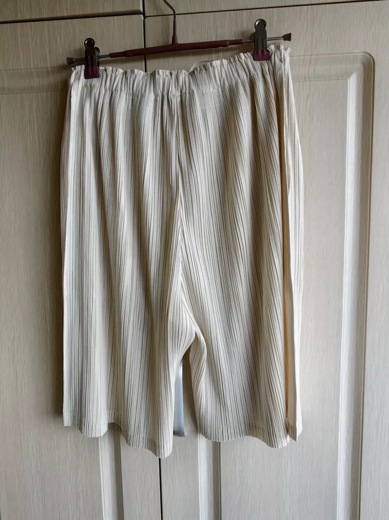Issey Miyake Issey Miyake size:3 Beige pleated shorts Size 22" - 2 Thumbnail