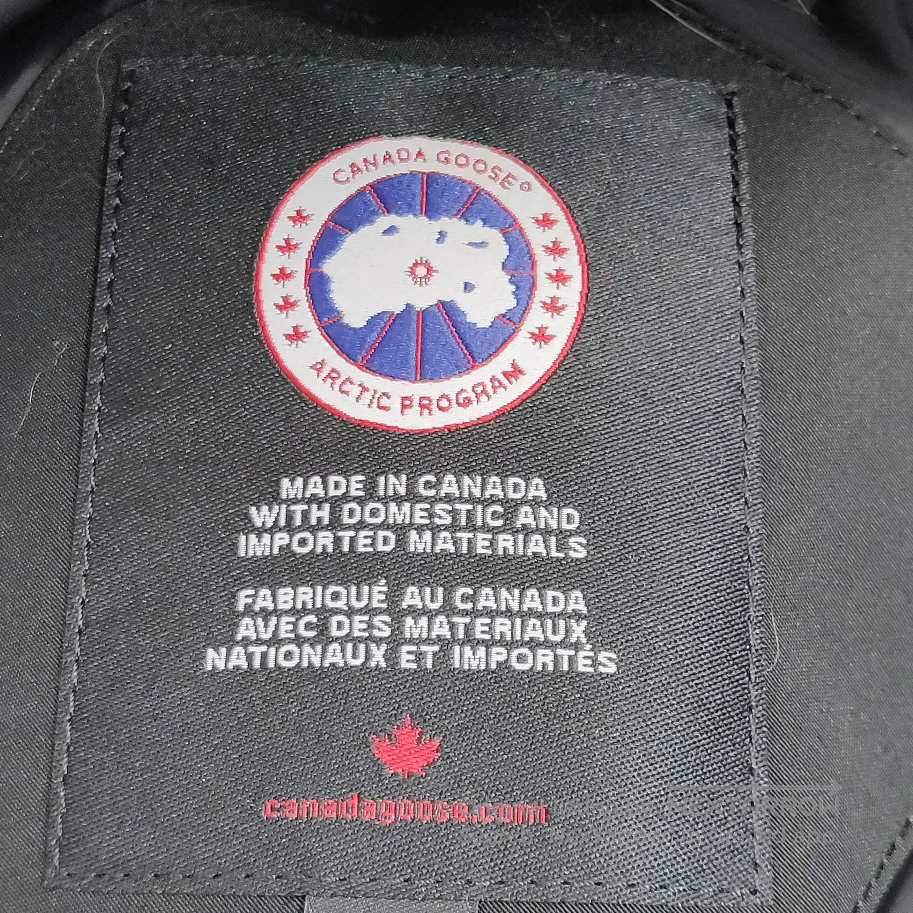 Canada Goose Canada Goose L Hooded Fur Collar Logo Down Jacket. Size US L / EU 52-54 / 3 - 5 Thumbnail