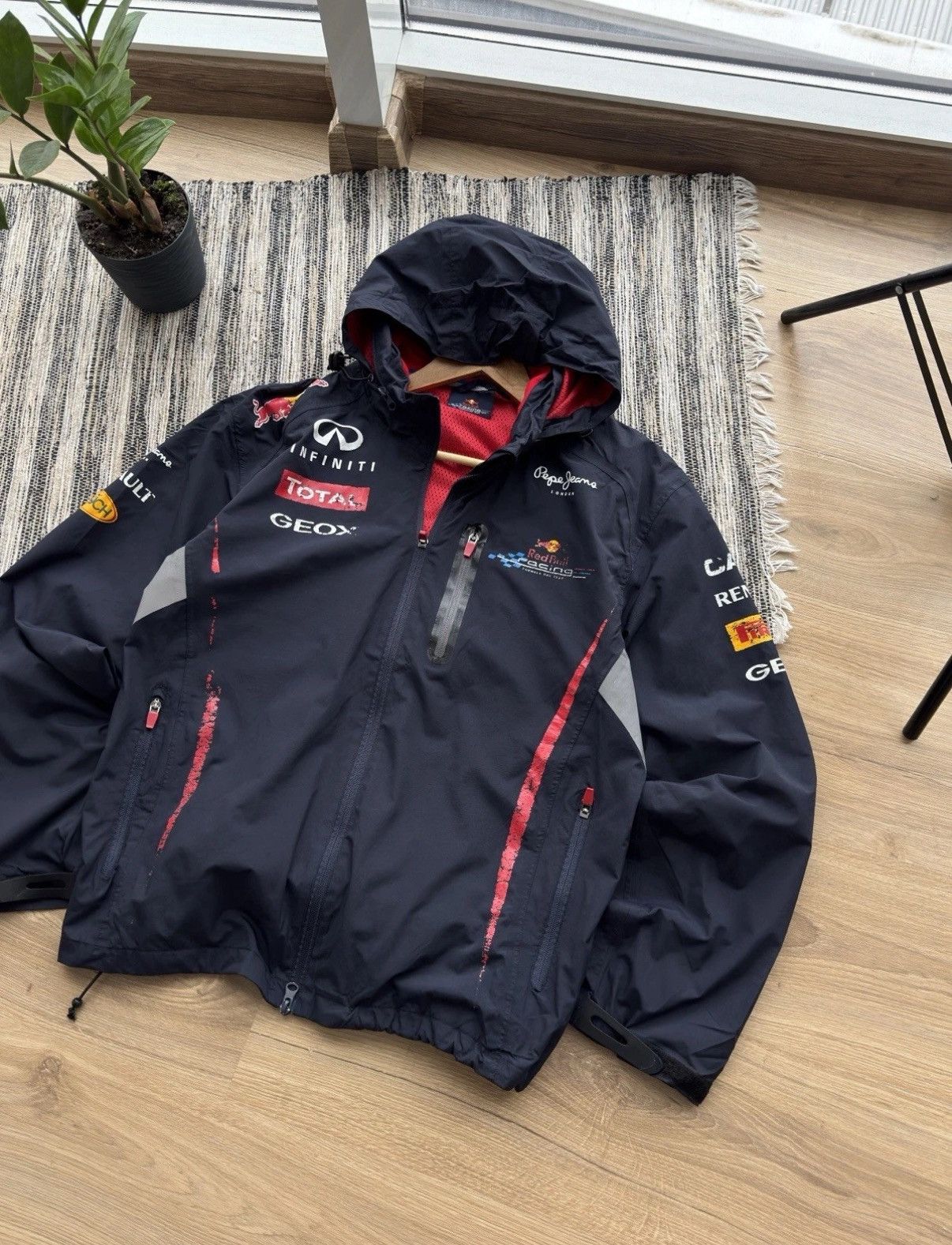 Red Bull Red Bull Infiniti Racing Windbreaker Distressed Jacket SizeS Size US S / EU 44-46 / 1 - 2 Thumbnail