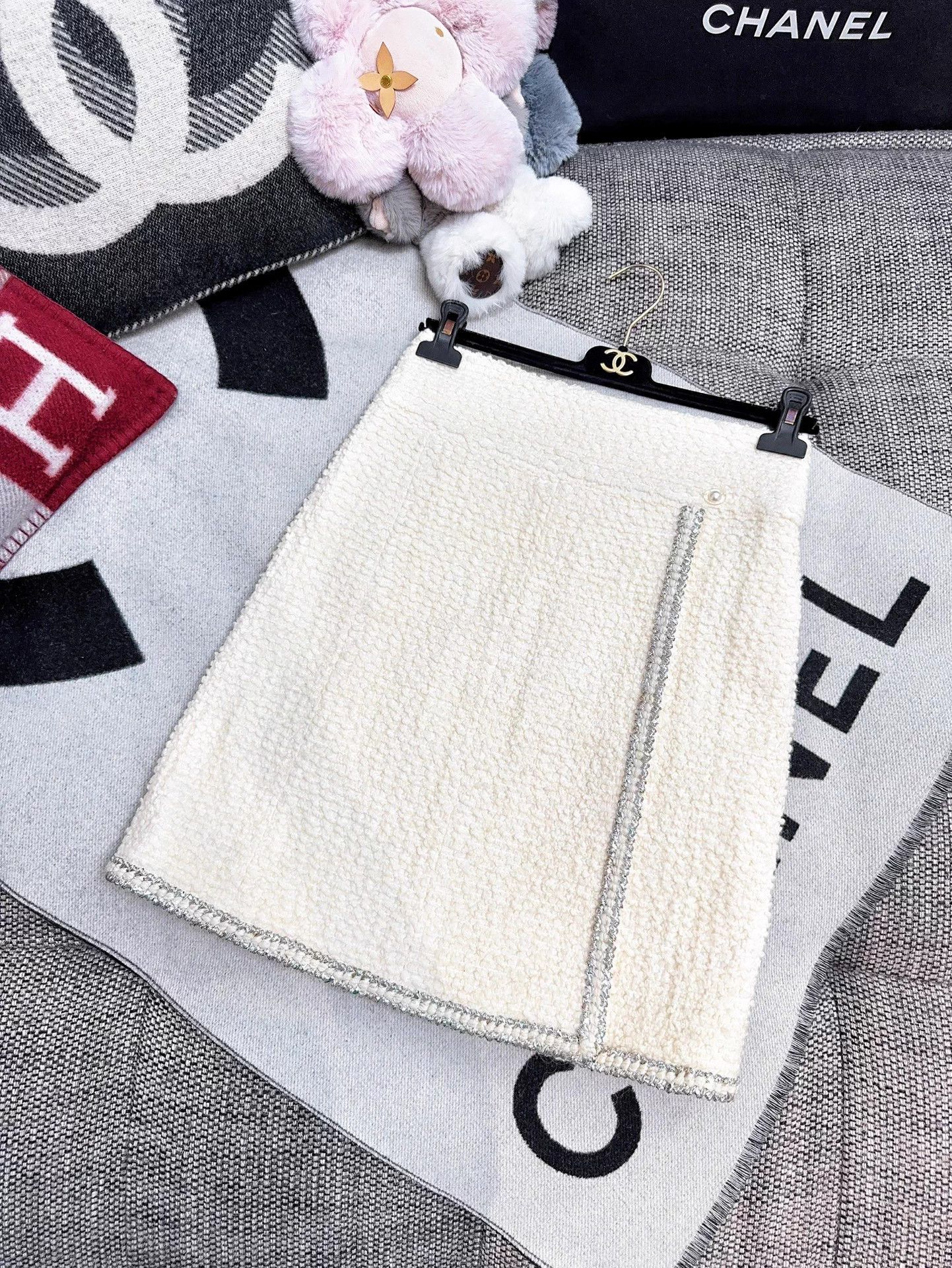 Chanel Chanel 17K Ivory Silver Trim Mini Skirt 36 Size 26" / US 2 / IT 38 - 2 Thumbnail