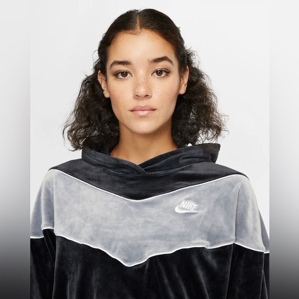 Nike Nike Heritage Velour Cropped Hoodie in Black and Grey Size S Size S / US 4 / IT 40 - 3 Thumbnail